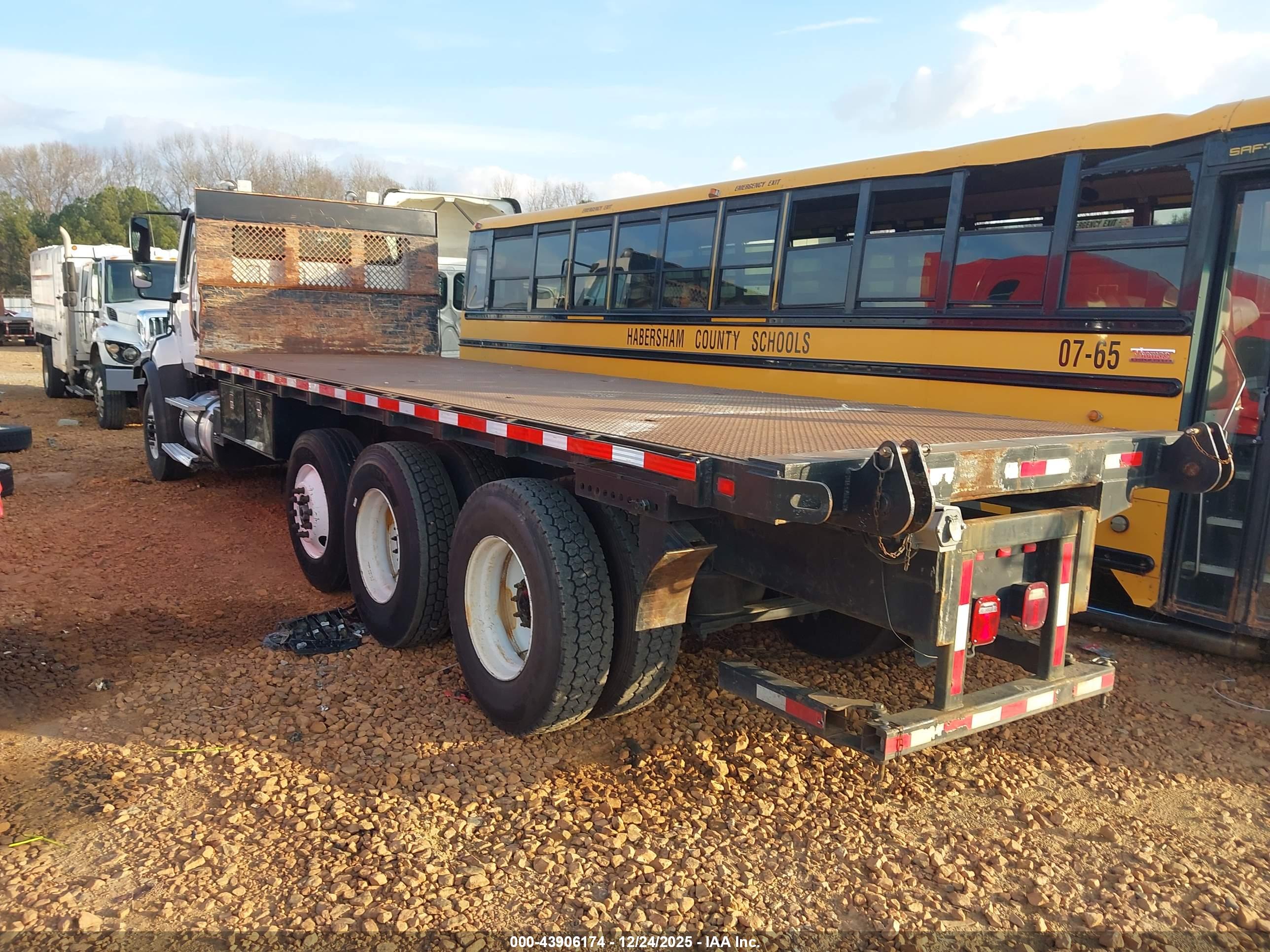 FREIGHTLINER 114SD image 3