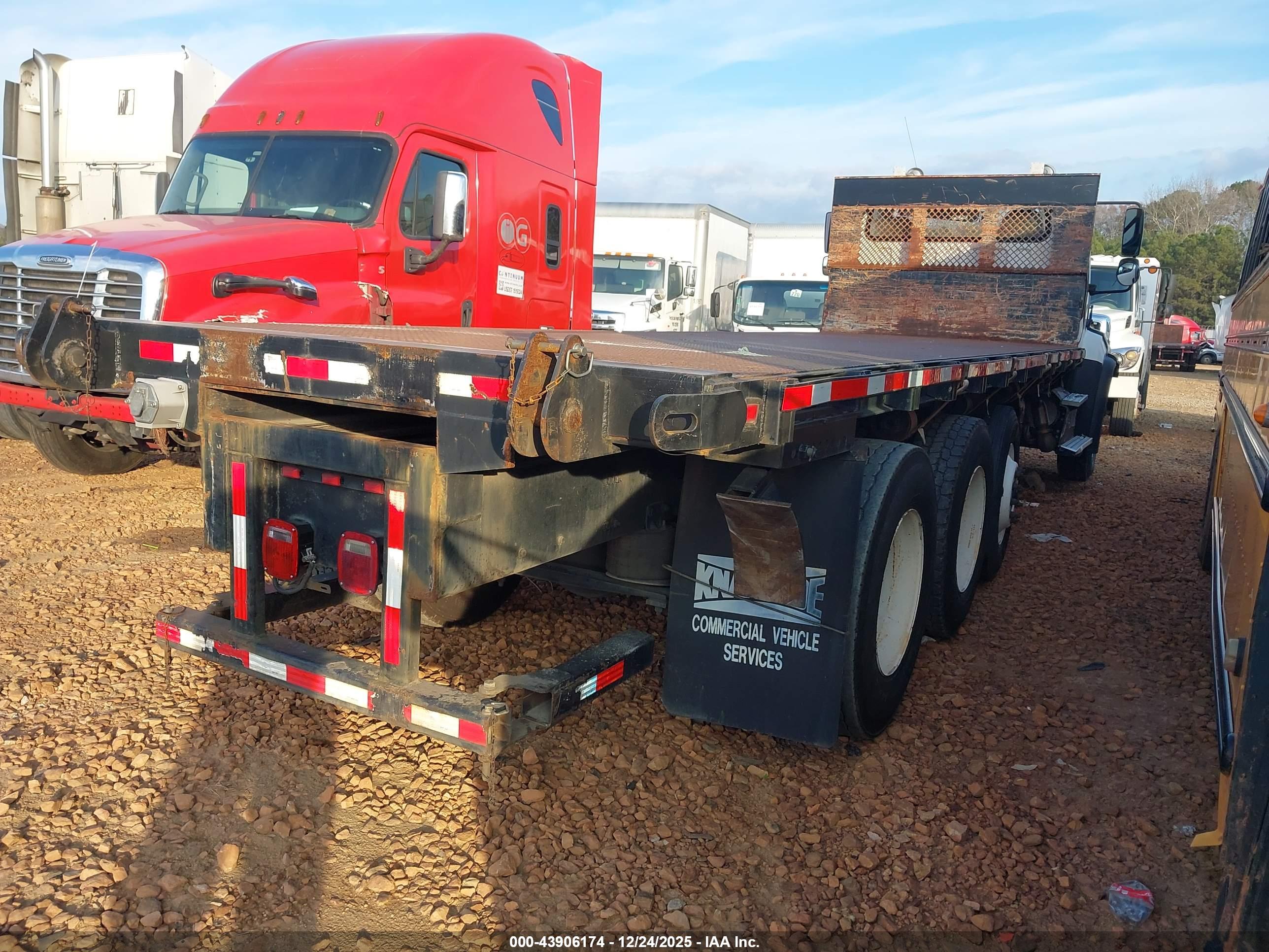FREIGHTLINER 114SD image 4