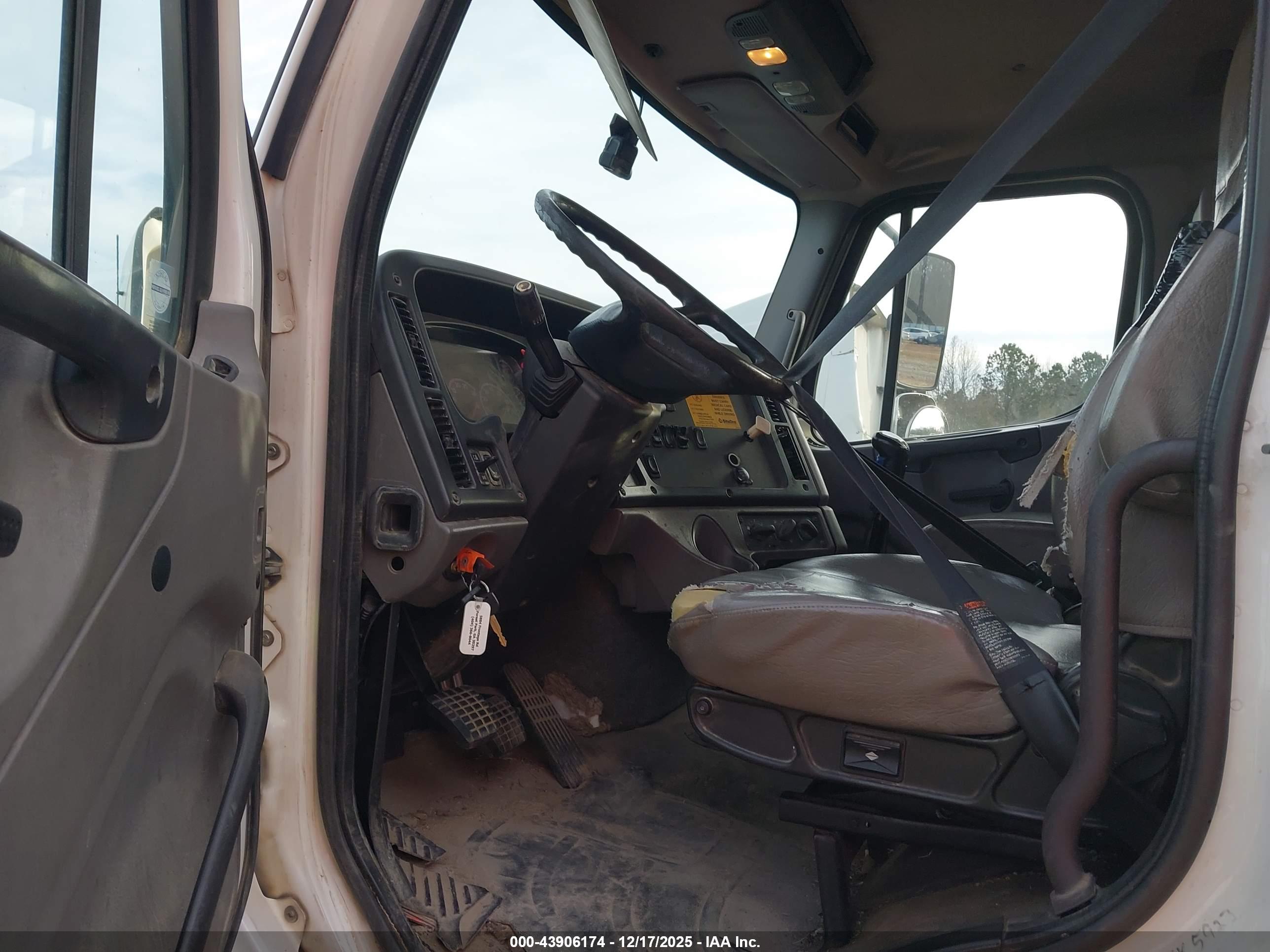FREIGHTLINER 114SD image 7