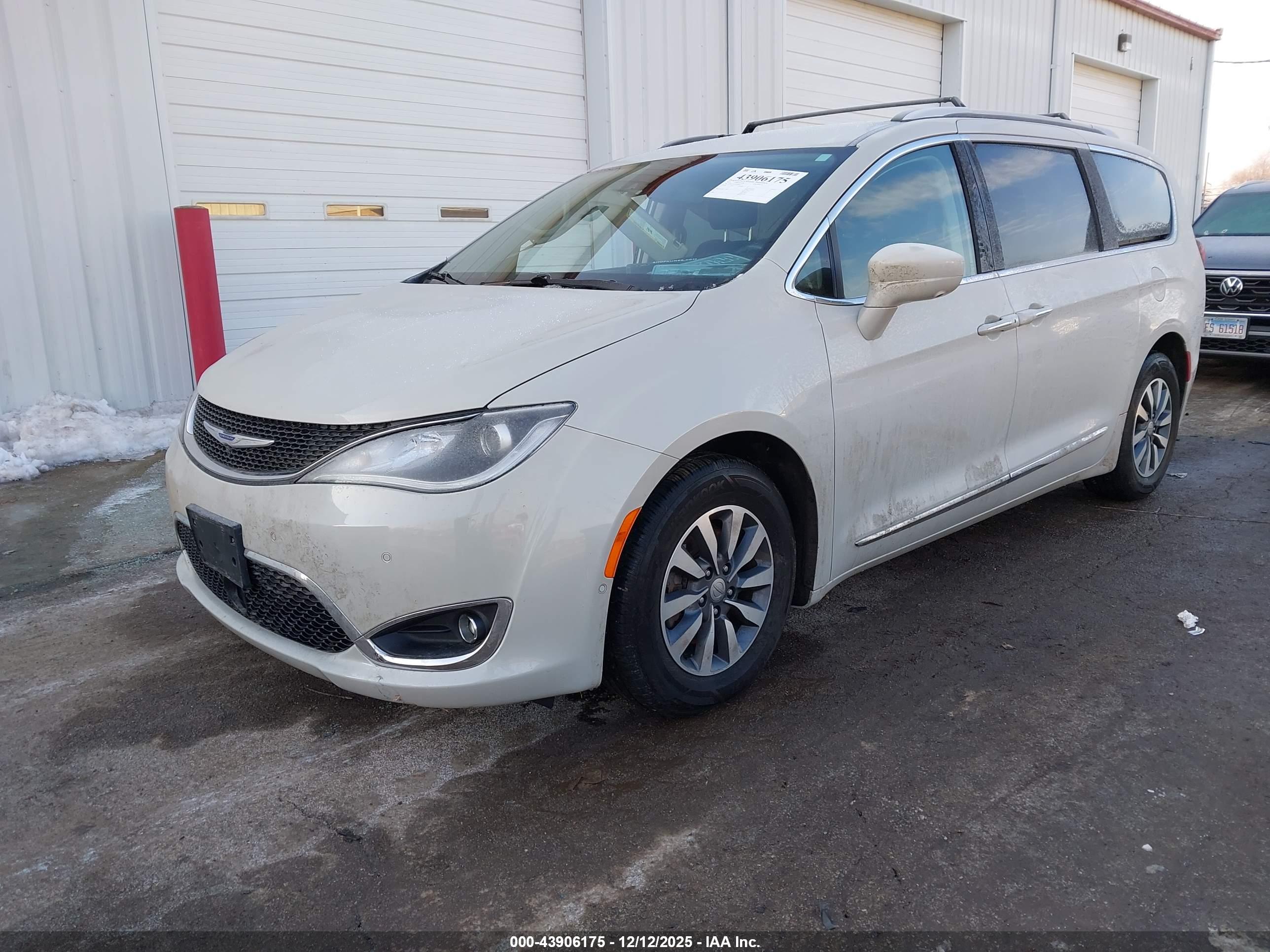 CHRYSLER PACIFICA image 2