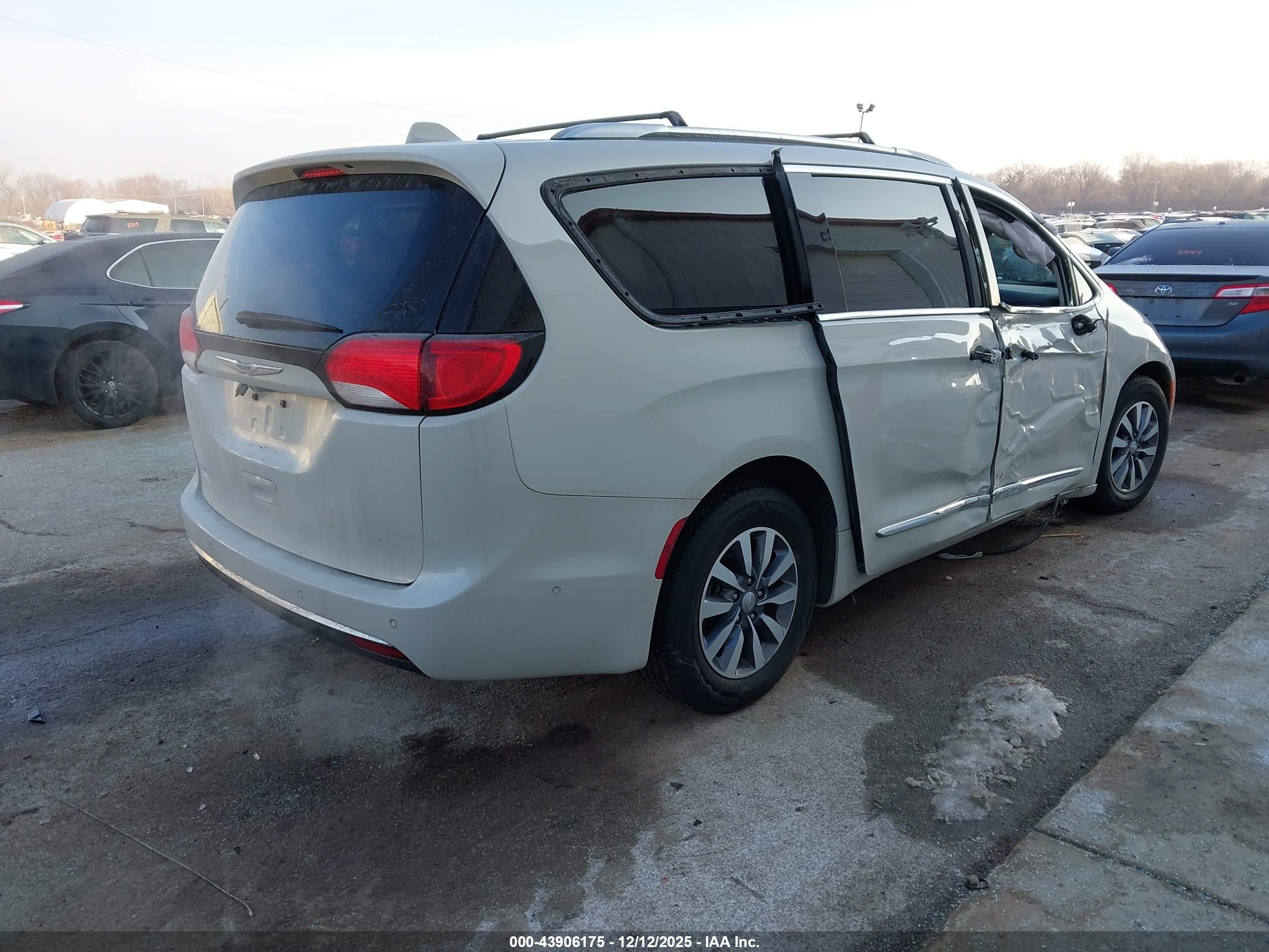 CHRYSLER PACIFICA image 4