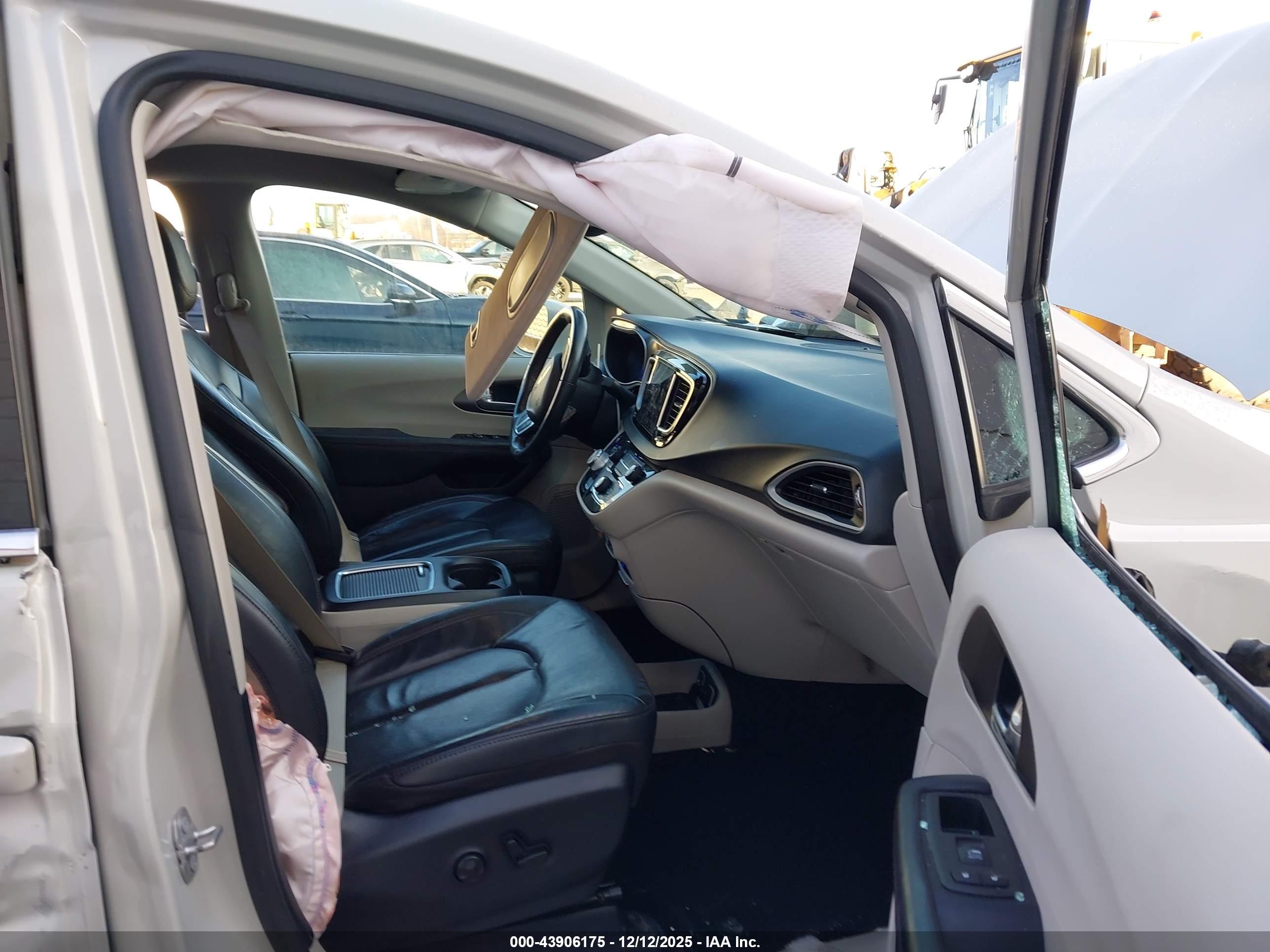 CHRYSLER PACIFICA image 5