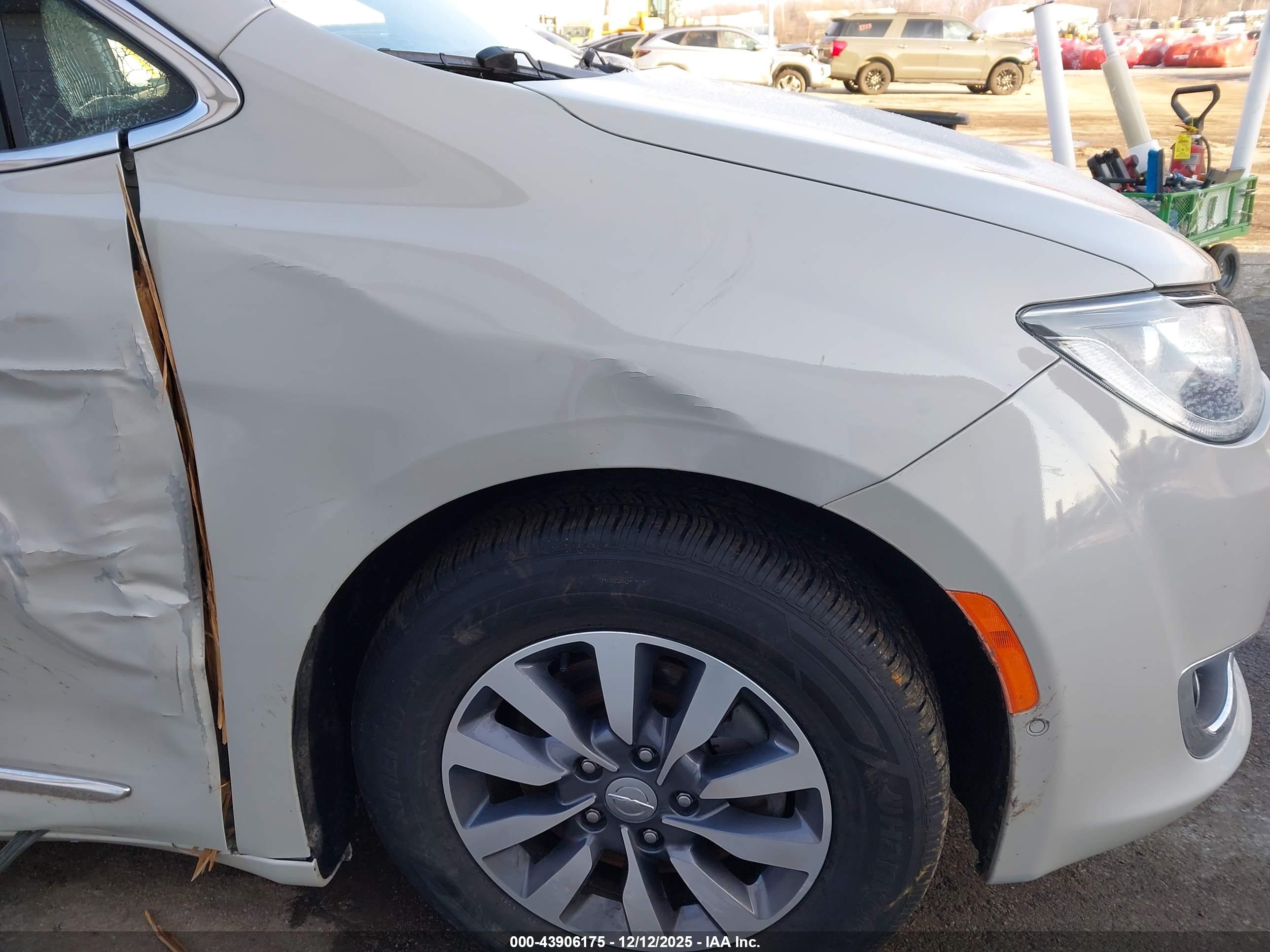 CHRYSLER PACIFICA image 6