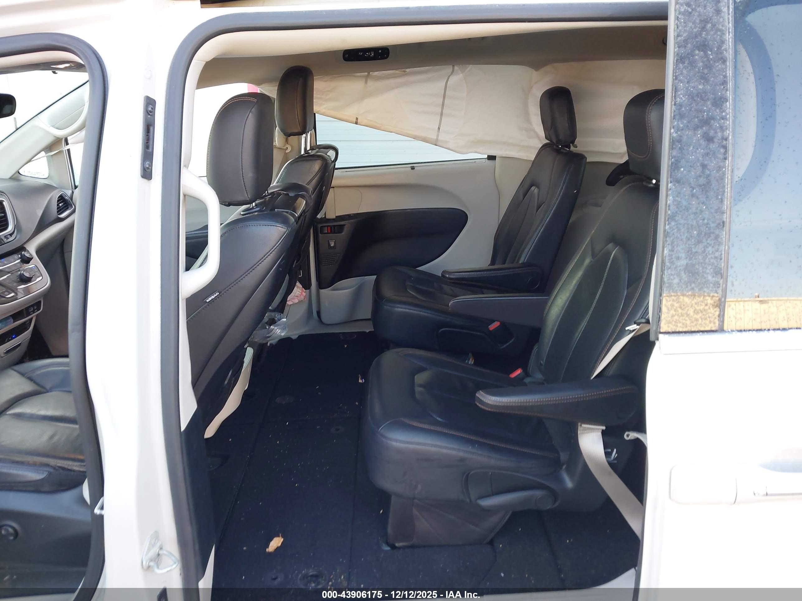 CHRYSLER PACIFICA image 8