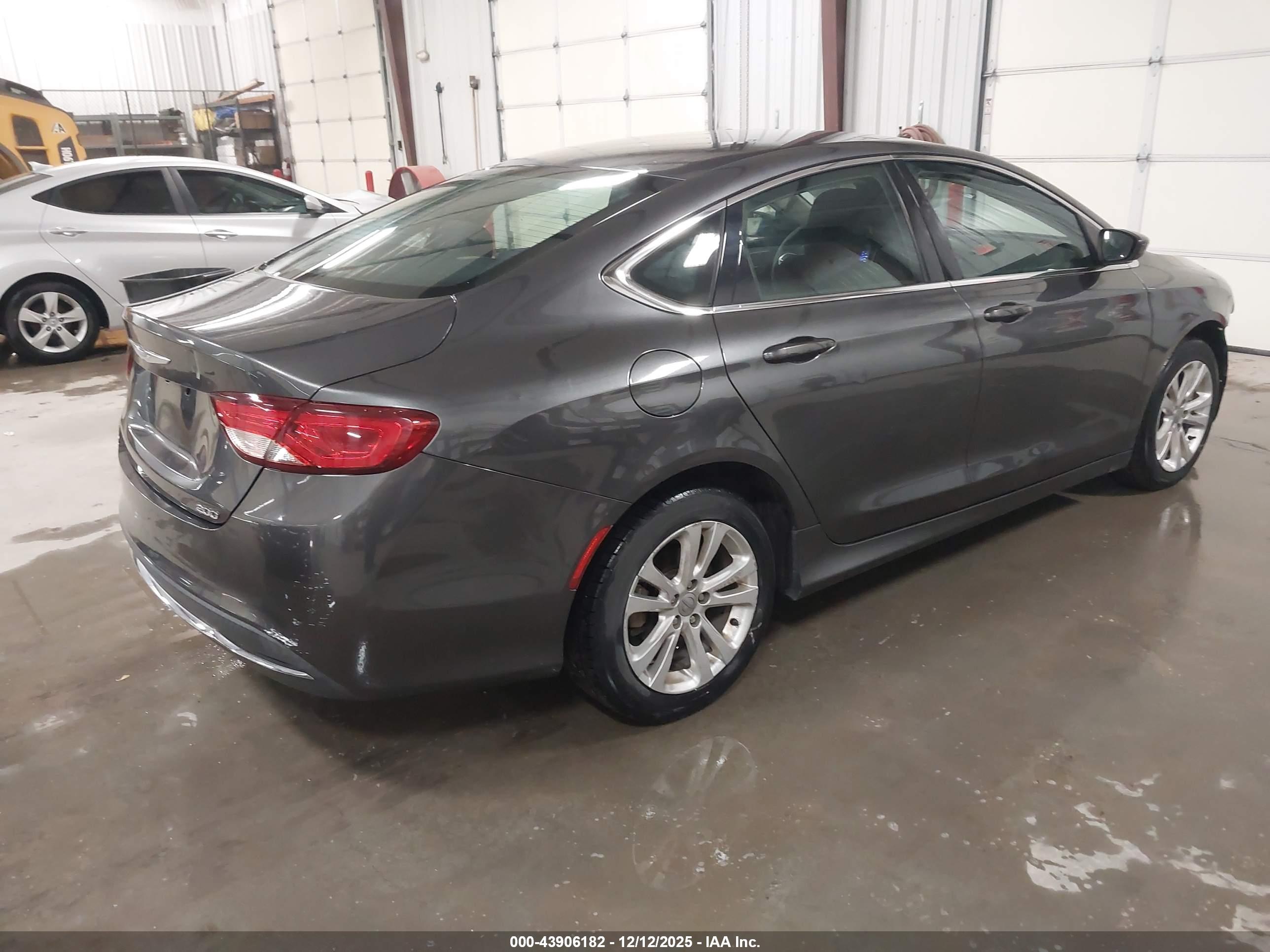 CHRYSLER 200 image 4