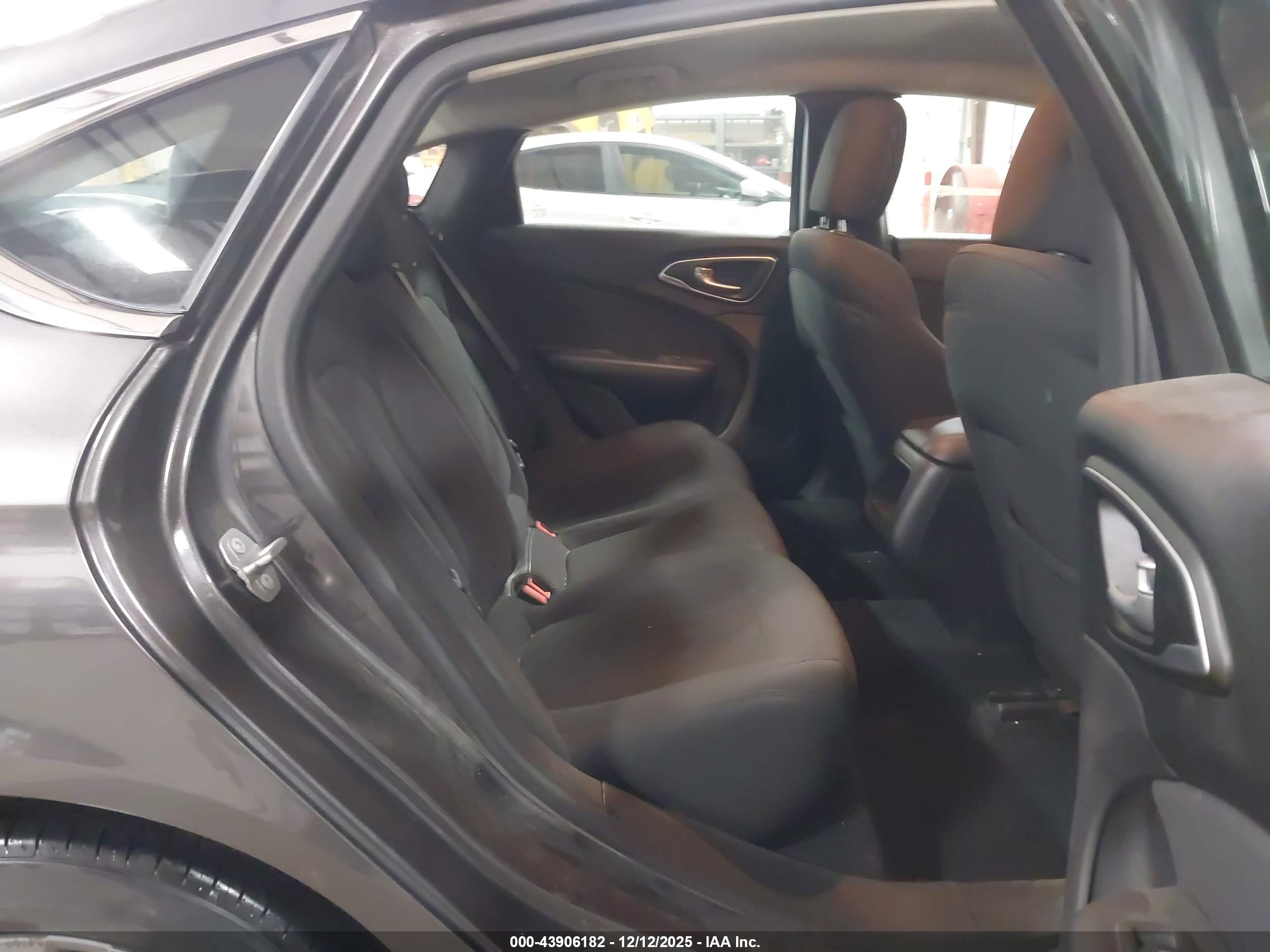 CHRYSLER 200 image 8