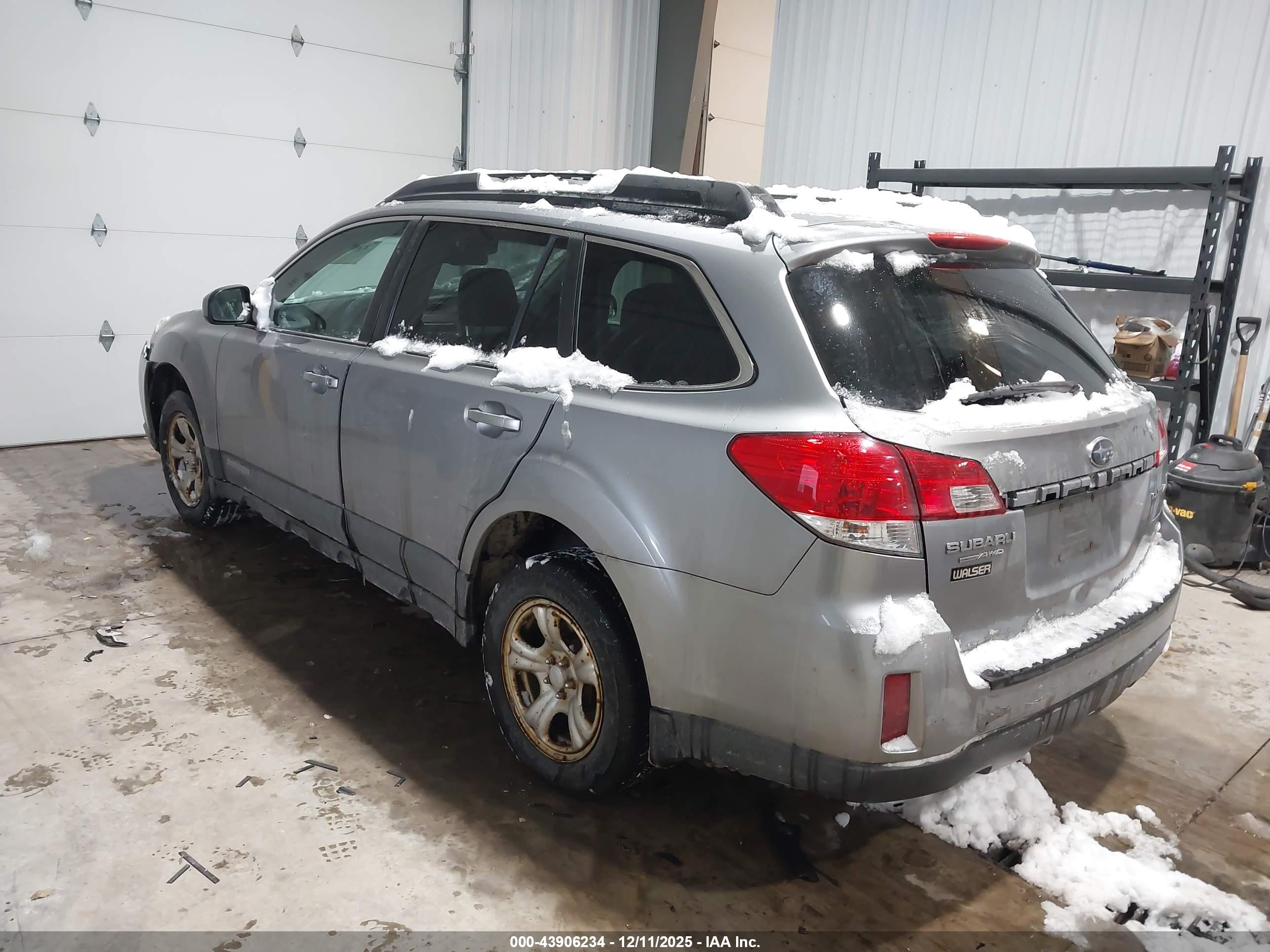 SUBARU OUTBACK image 3
