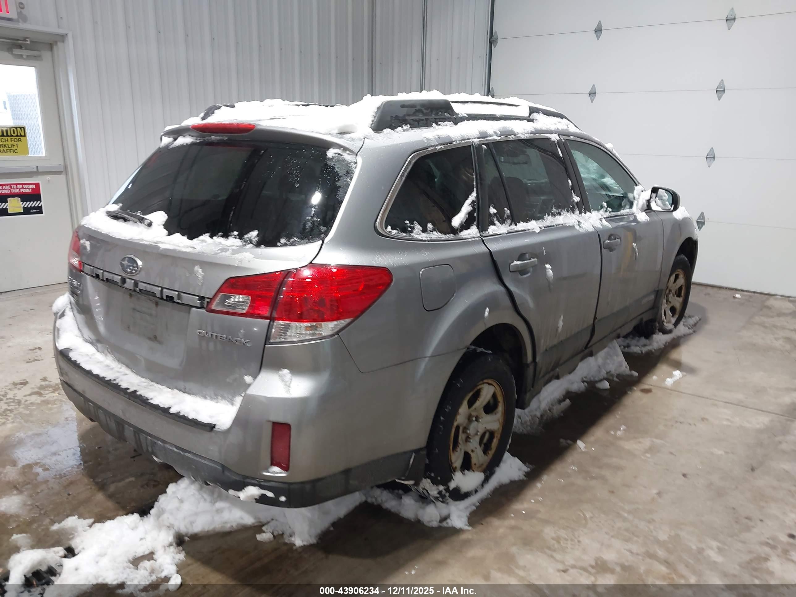 SUBARU OUTBACK image 4