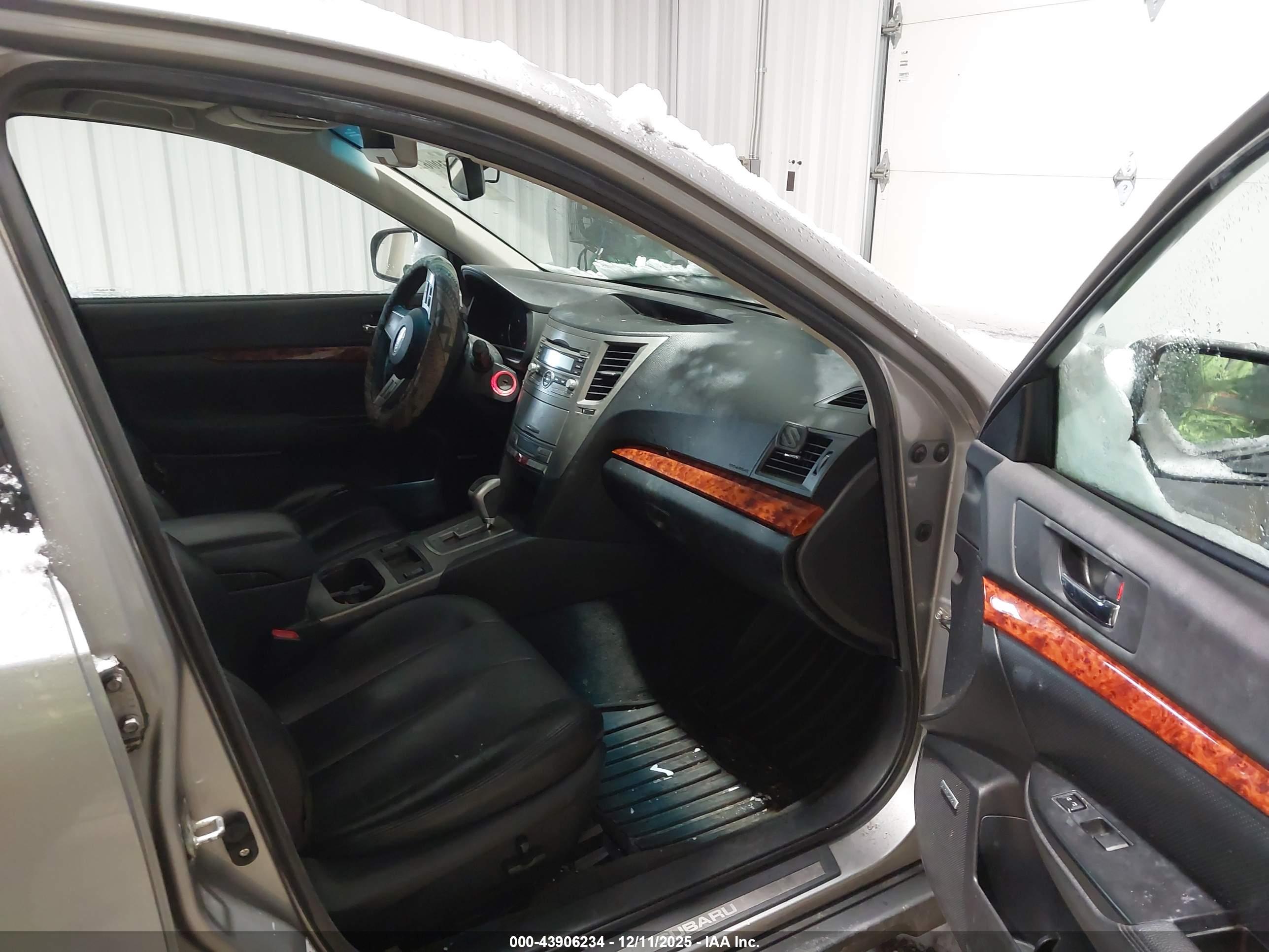 SUBARU OUTBACK image 5