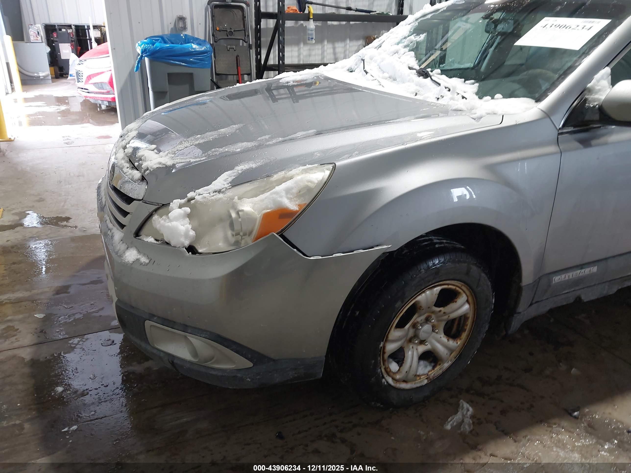 SUBARU OUTBACK image 6