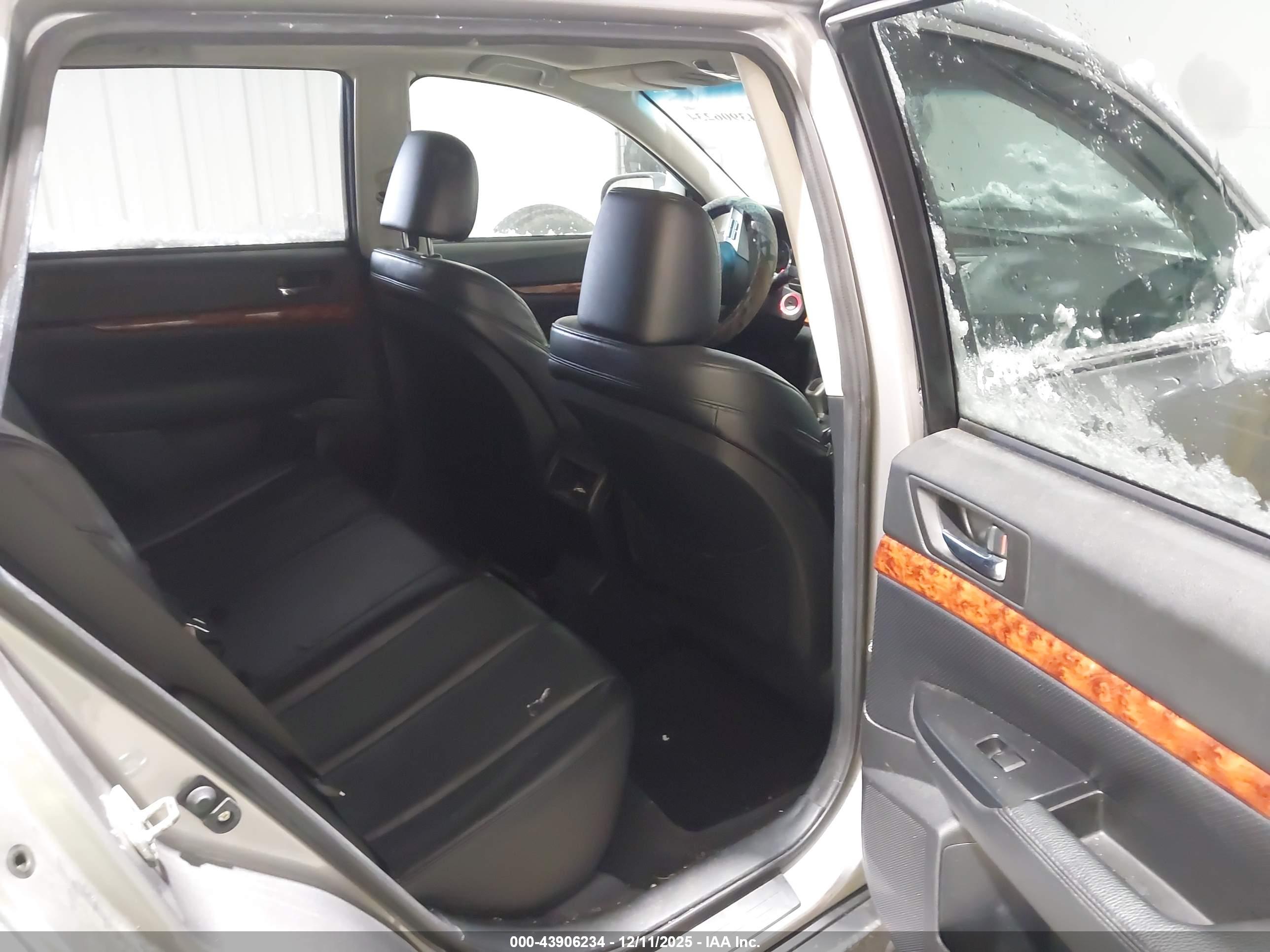 SUBARU OUTBACK image 8