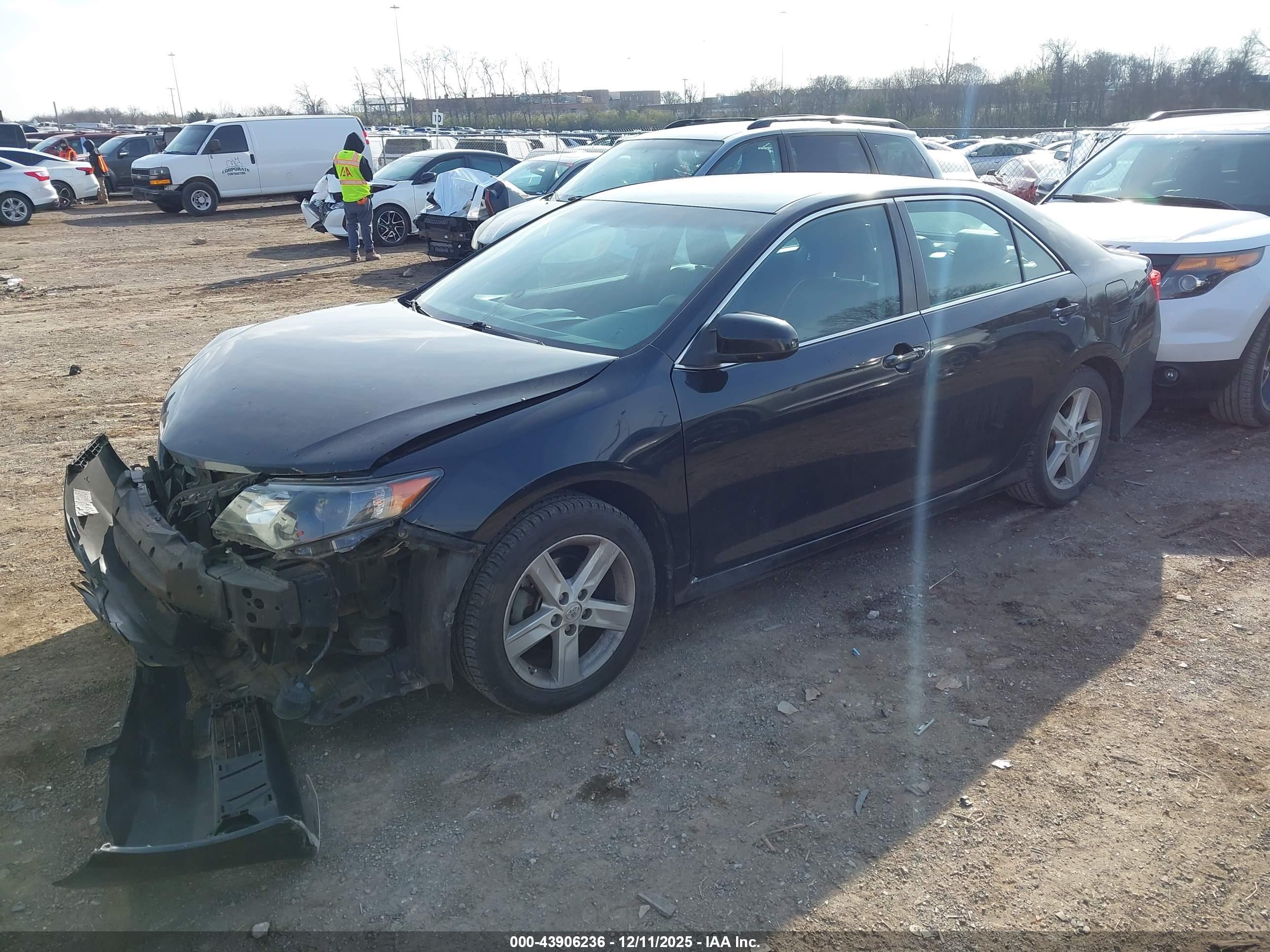 TOYOTA CAMRY image 2