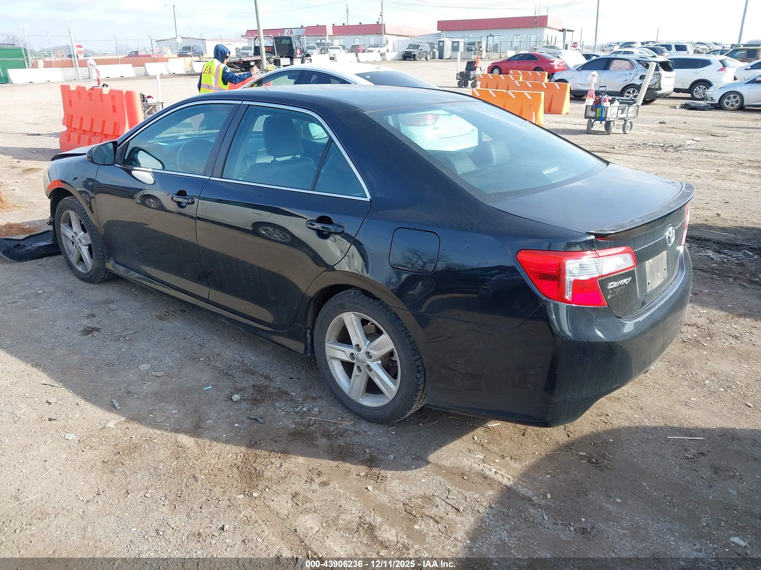 TOYOTA CAMRY image 3