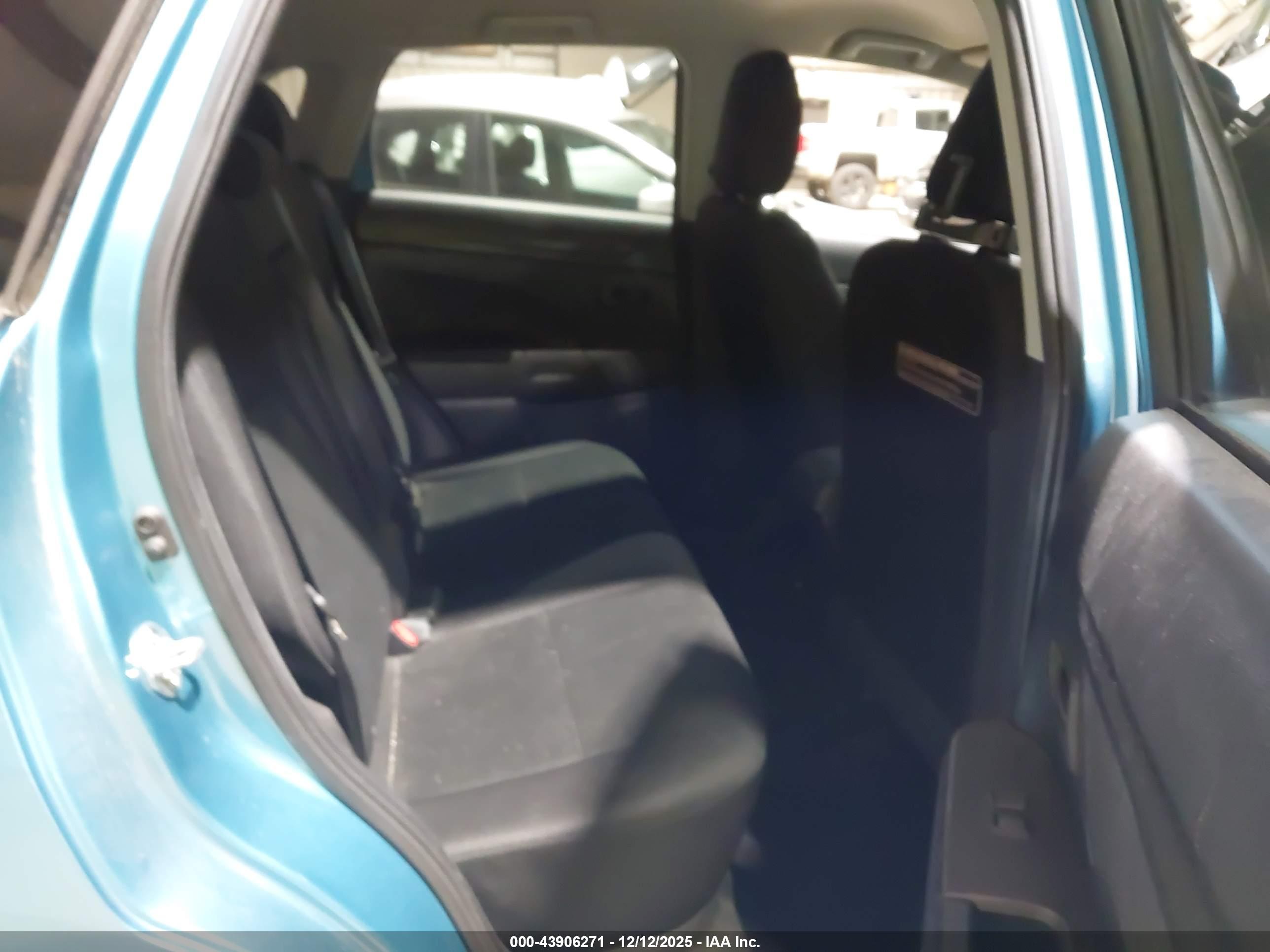 MITSUBISHI OUTLANDER image 8