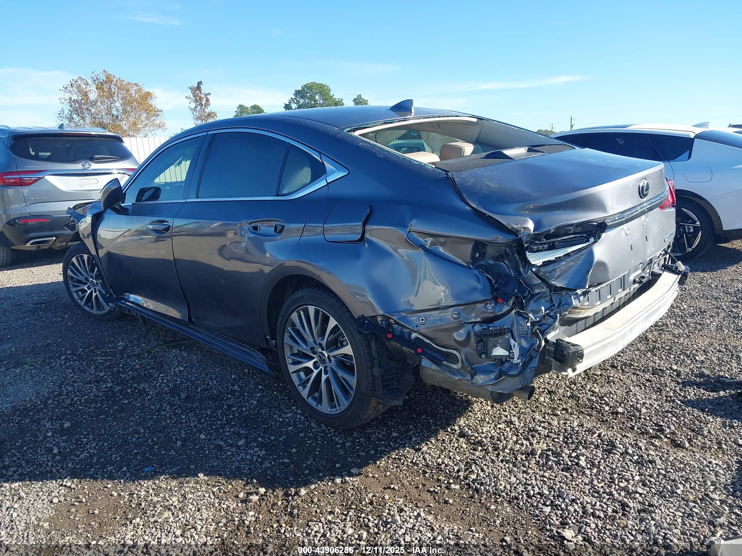 LEXUS ES image 3