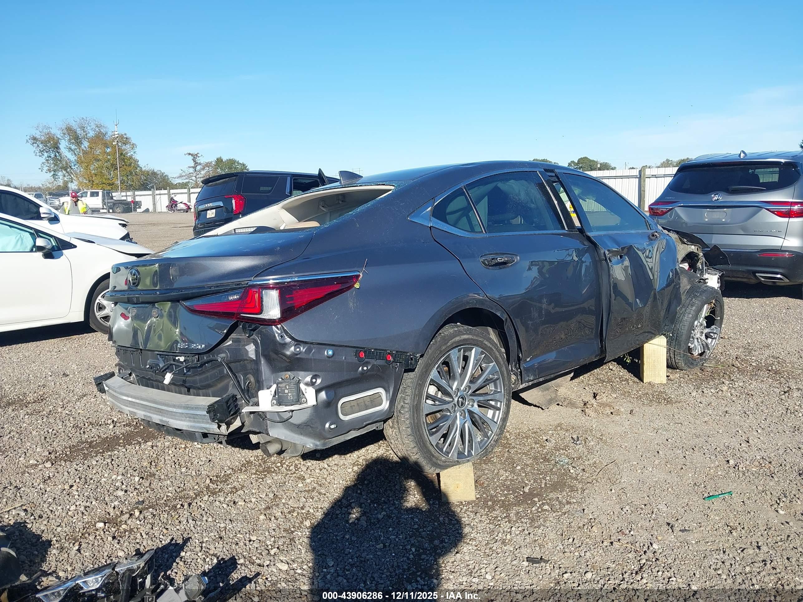 LEXUS ES image 4