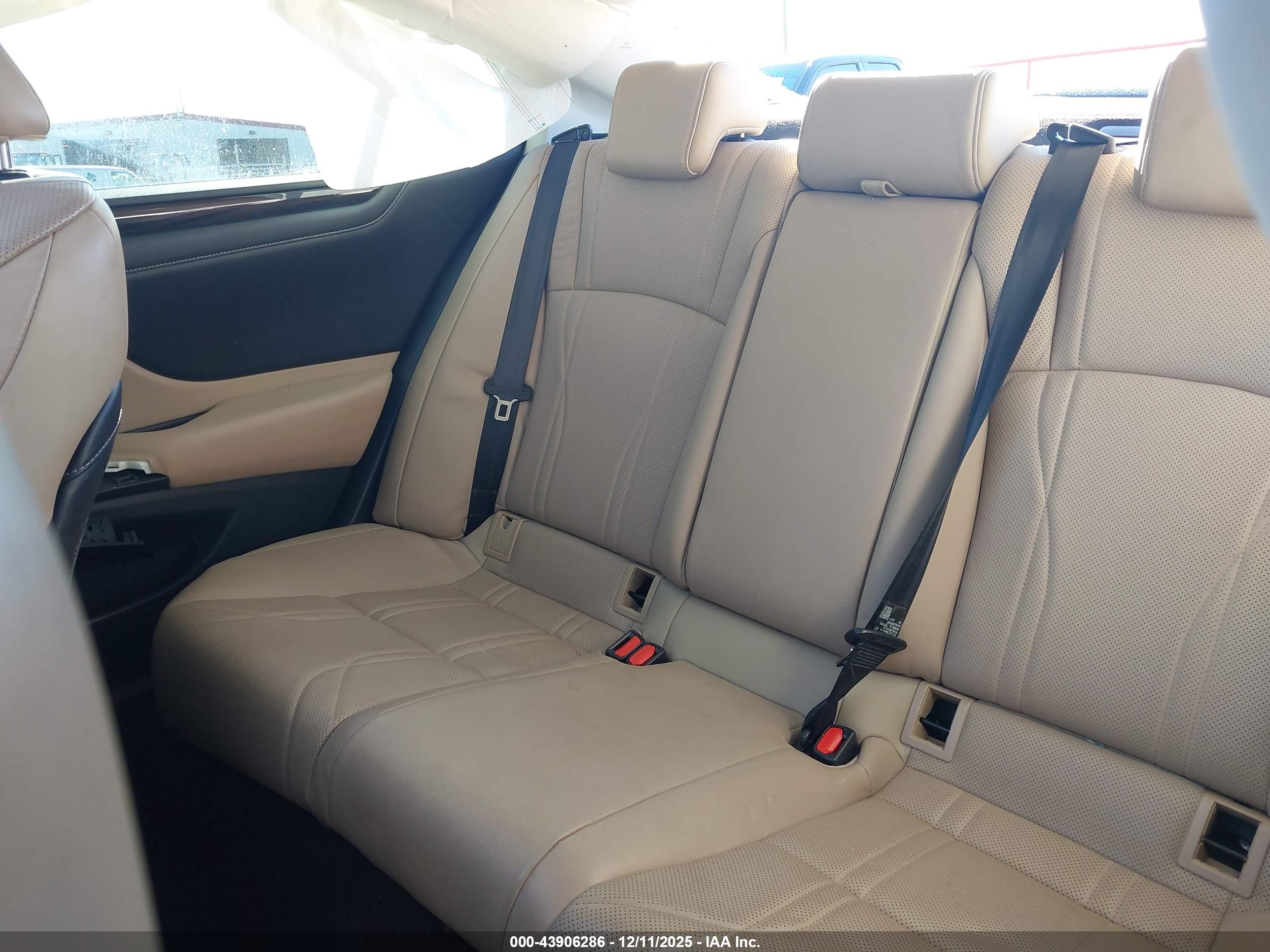 LEXUS ES image 8