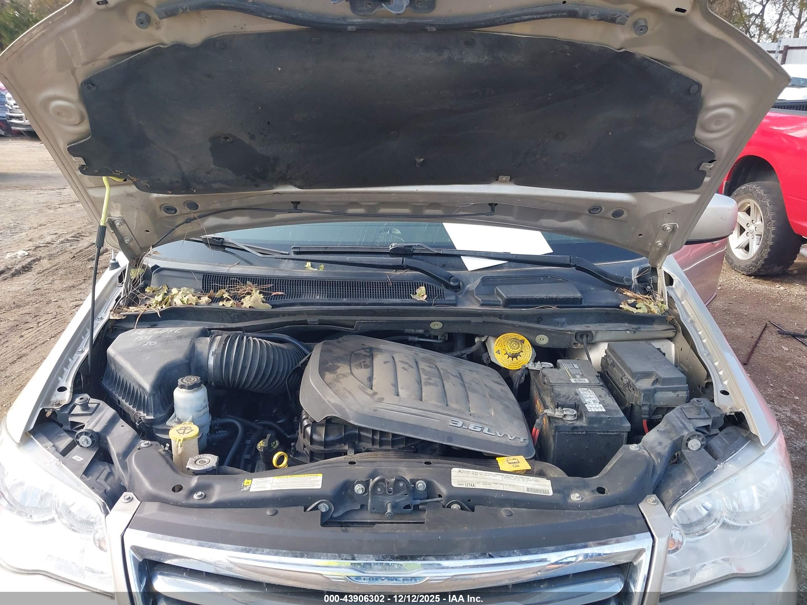 CHRYSLER TOWN image 10