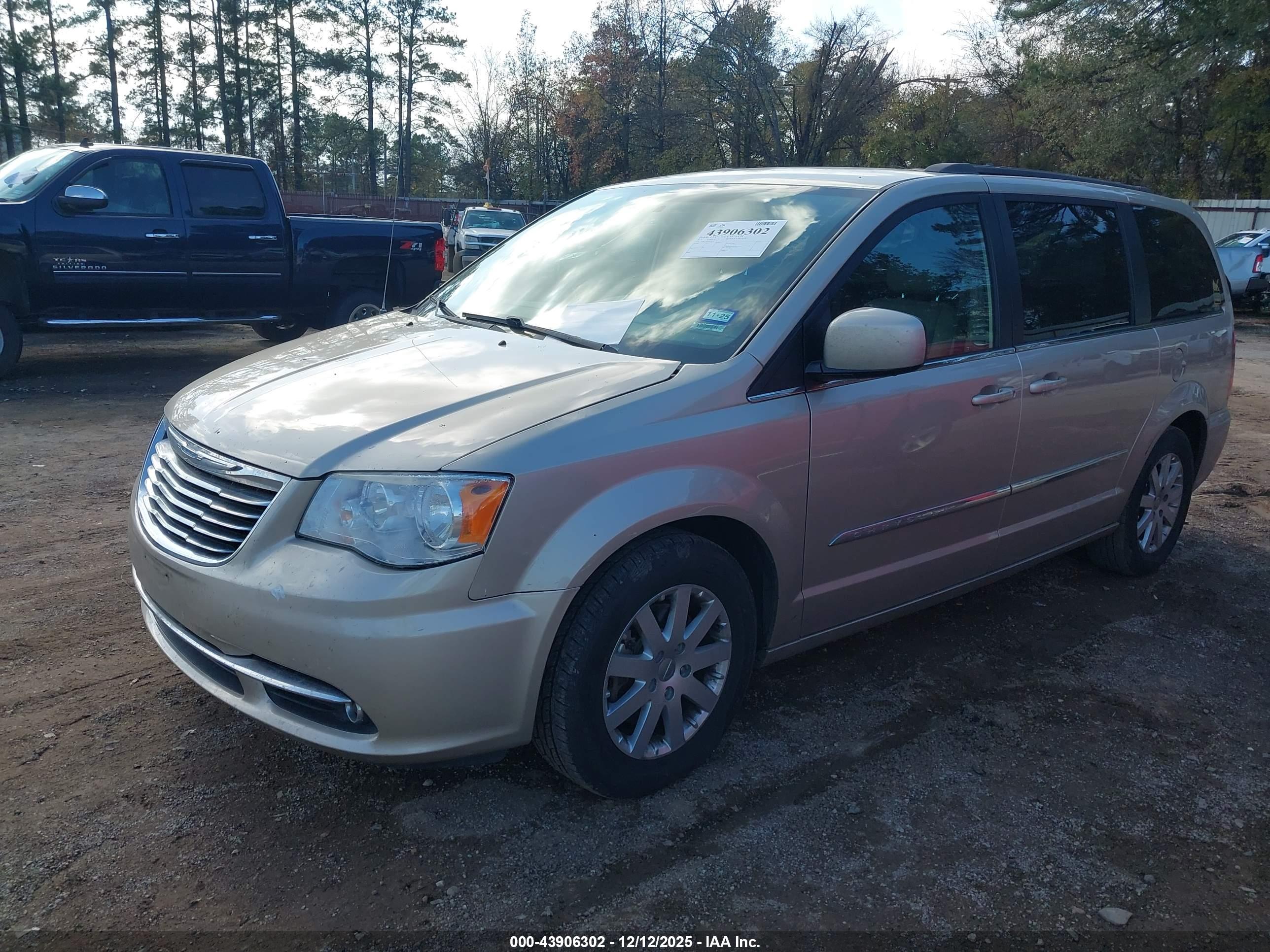 CHRYSLER TOWN image 2
