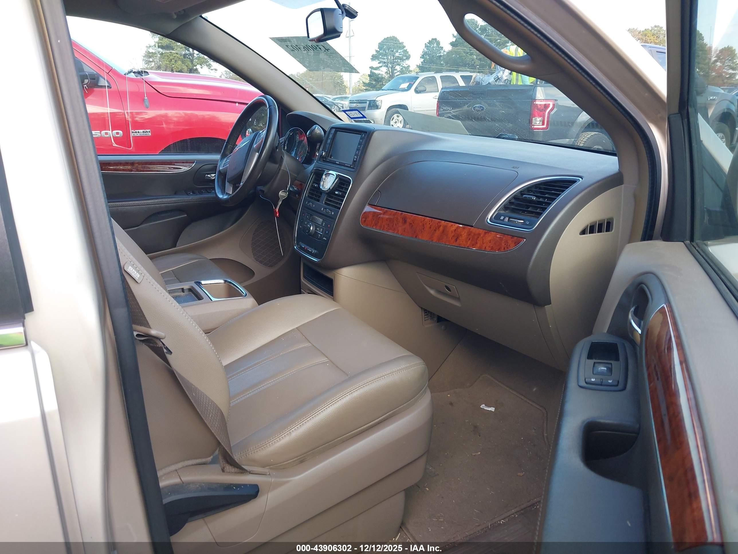 CHRYSLER TOWN image 5