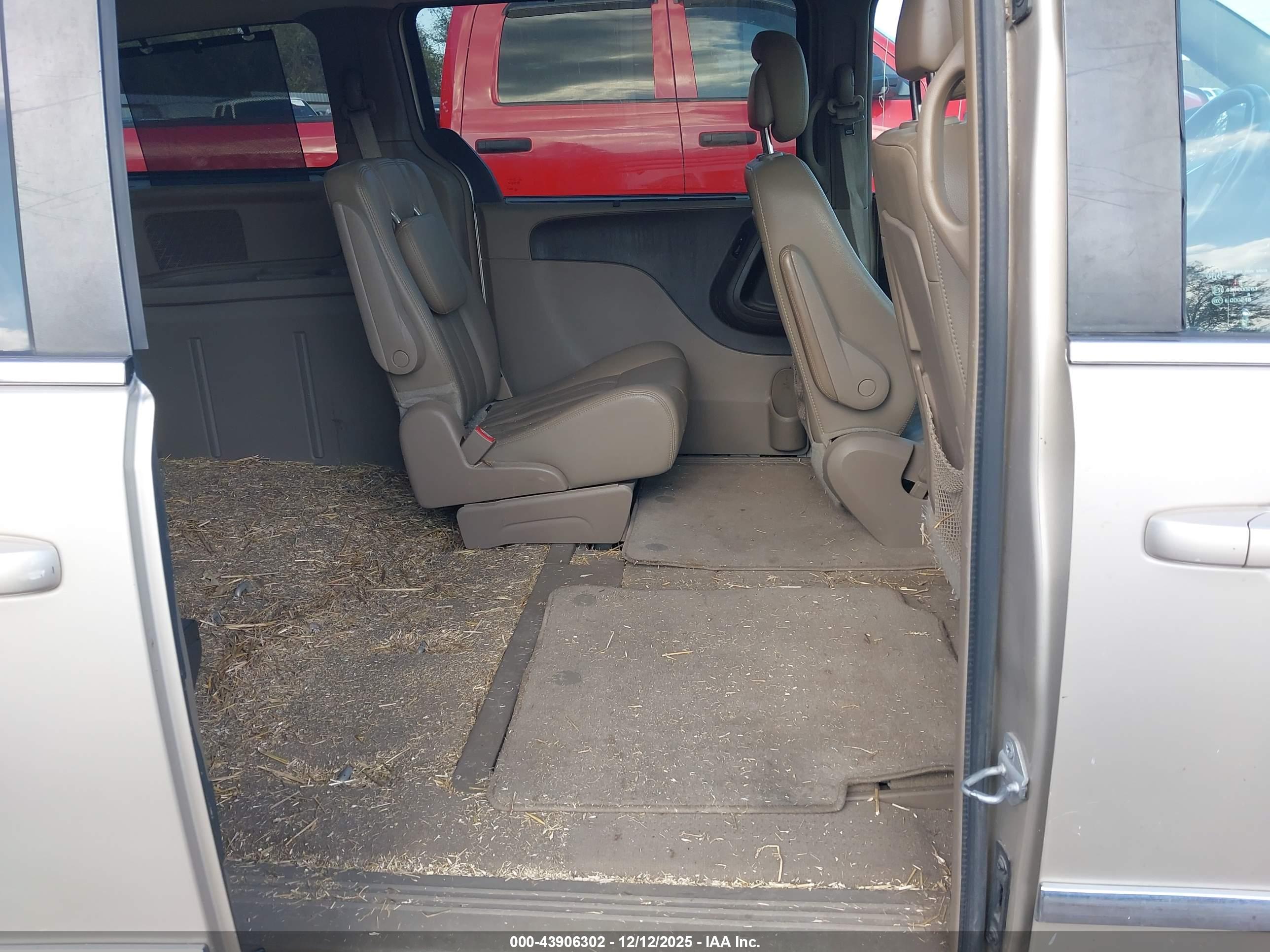 CHRYSLER TOWN image 8