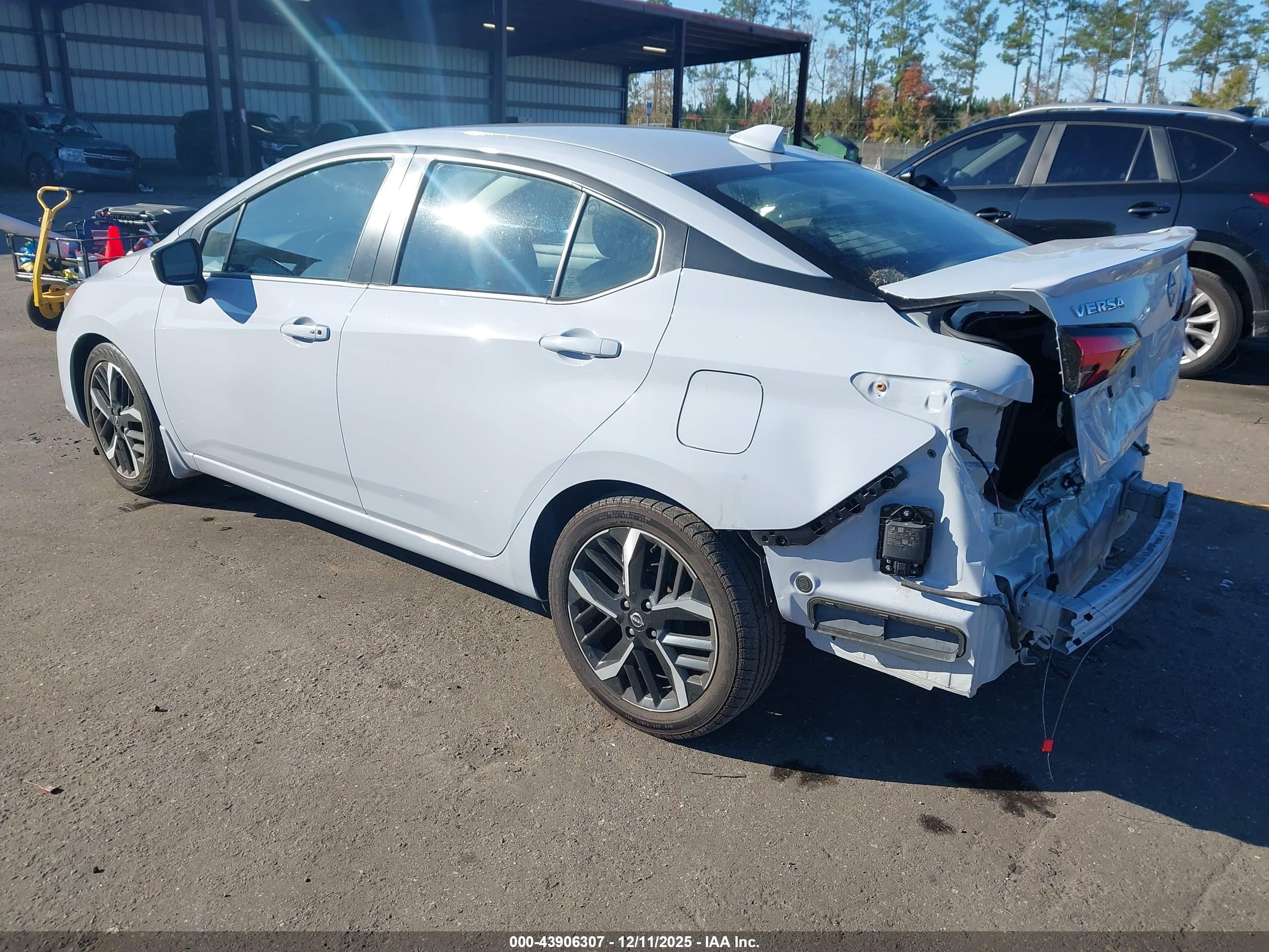 NISSAN VERSA image 3
