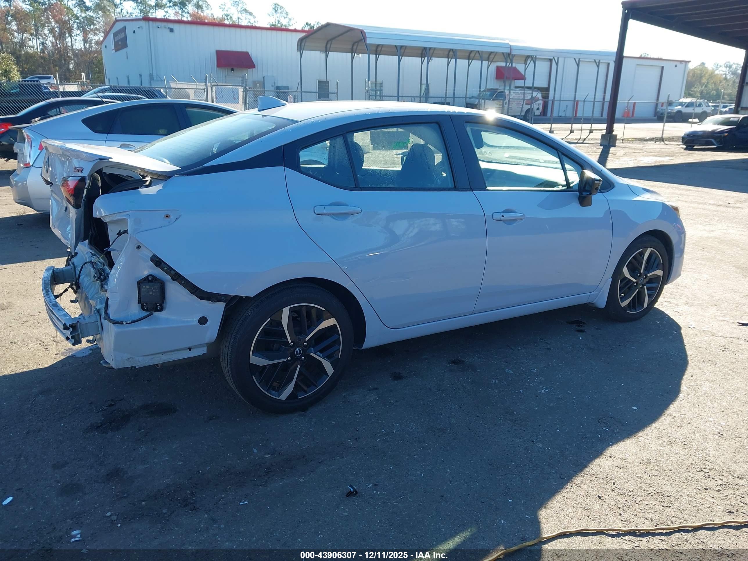 NISSAN VERSA image 4