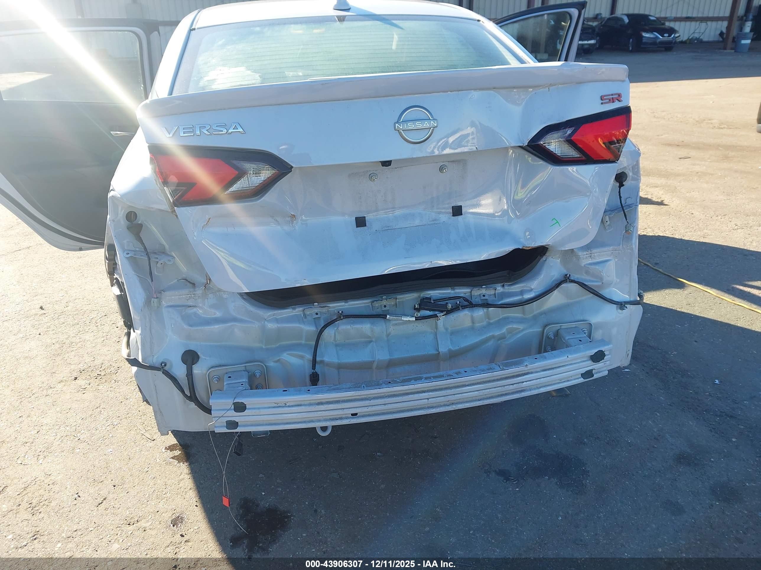 NISSAN VERSA image 6