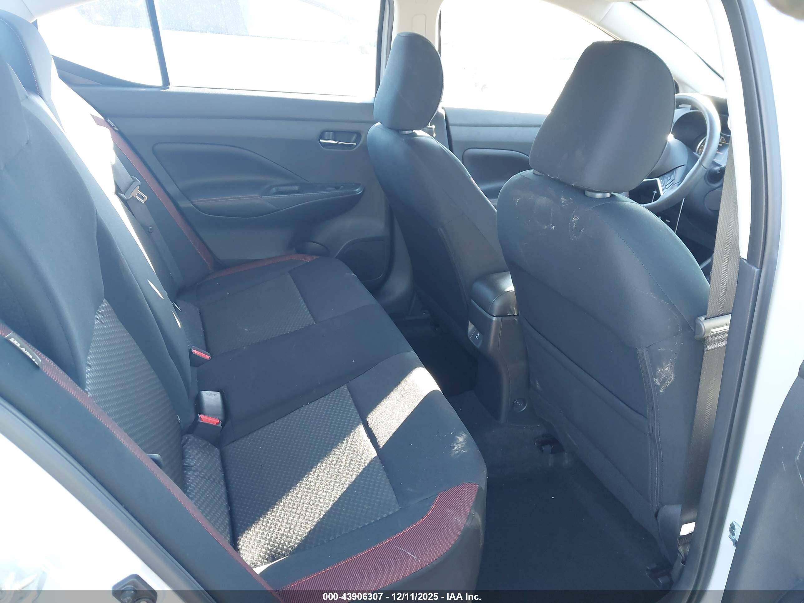 NISSAN VERSA image 8