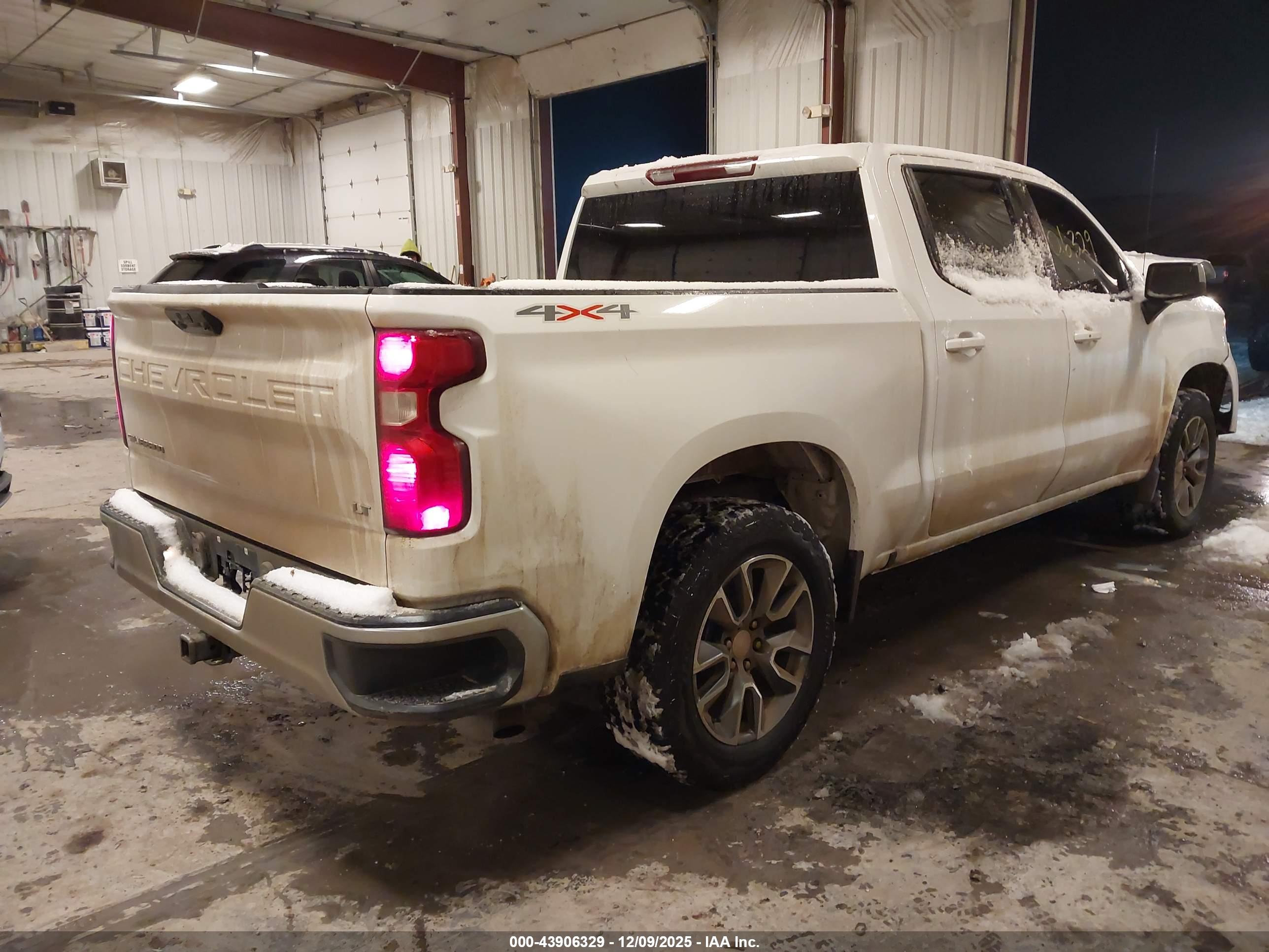 CHEVROLET SILVERADO image 4