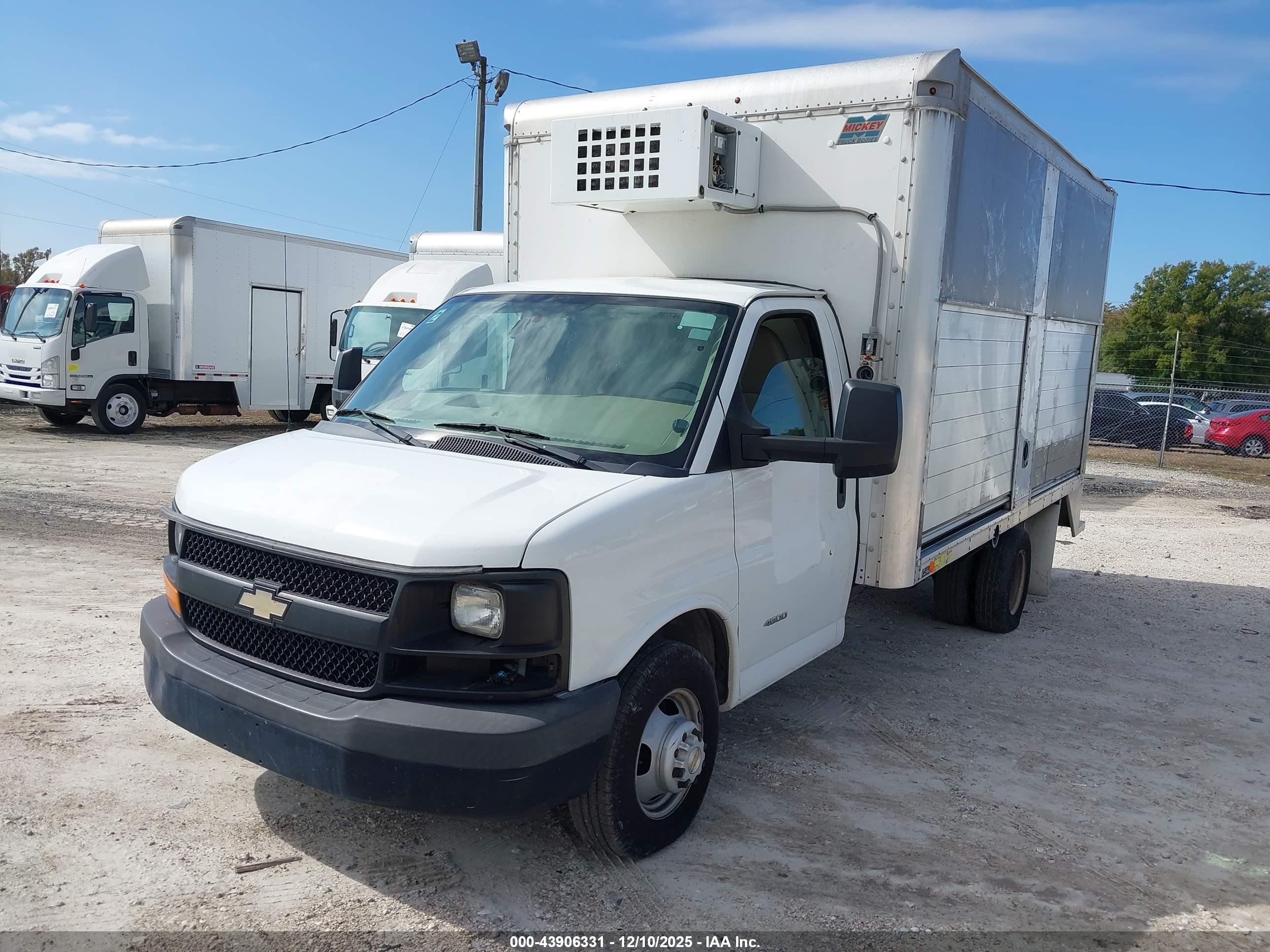 CHEVROLET EXPRESS image 2