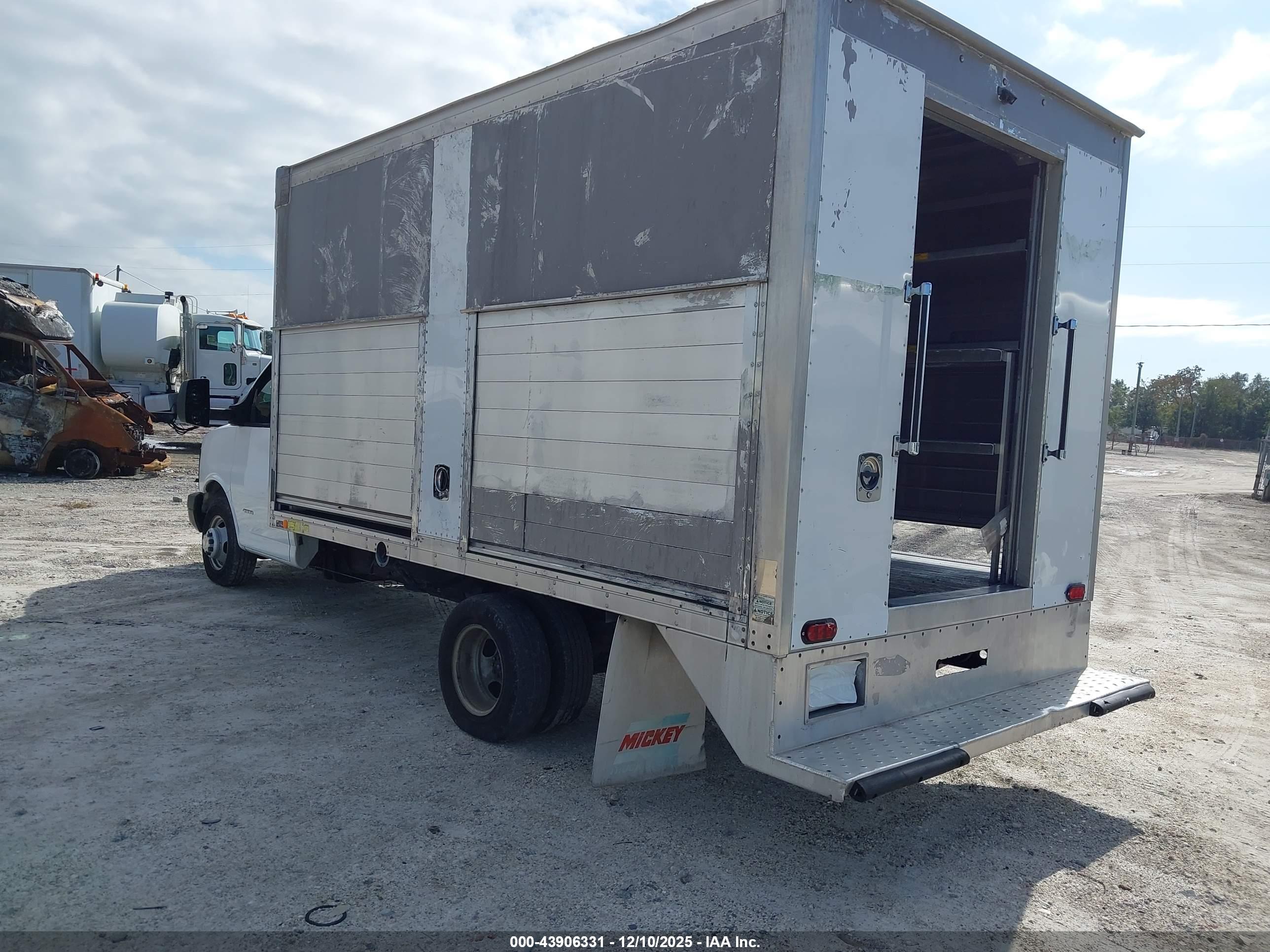 CHEVROLET EXPRESS image 3