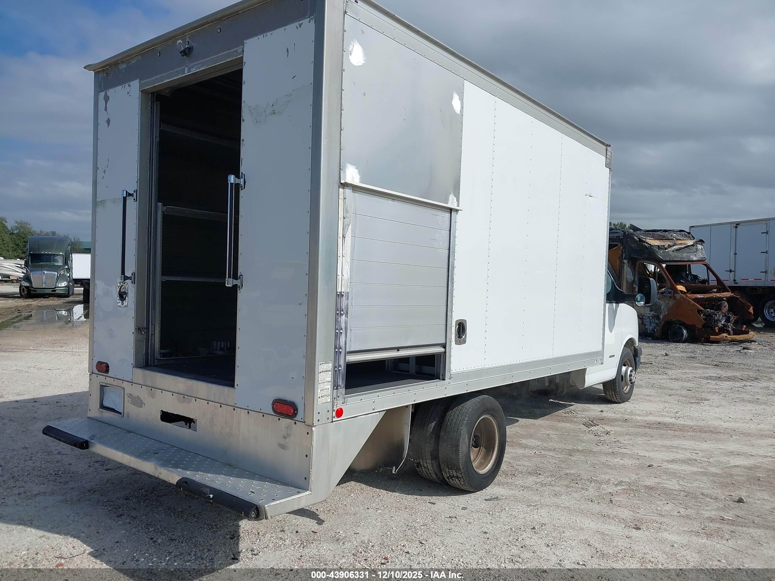 CHEVROLET EXPRESS image 4