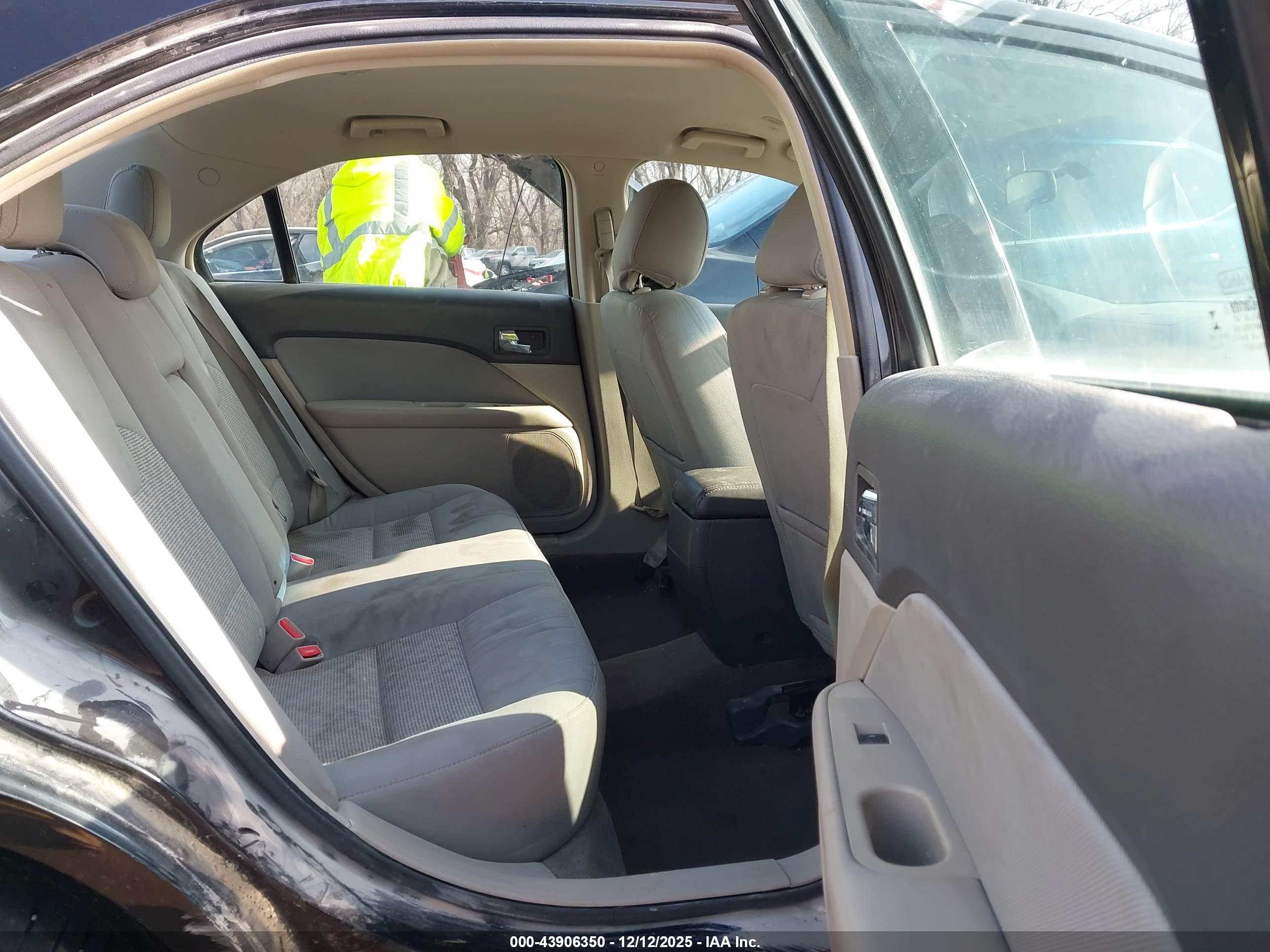 FORD FUSION image 8