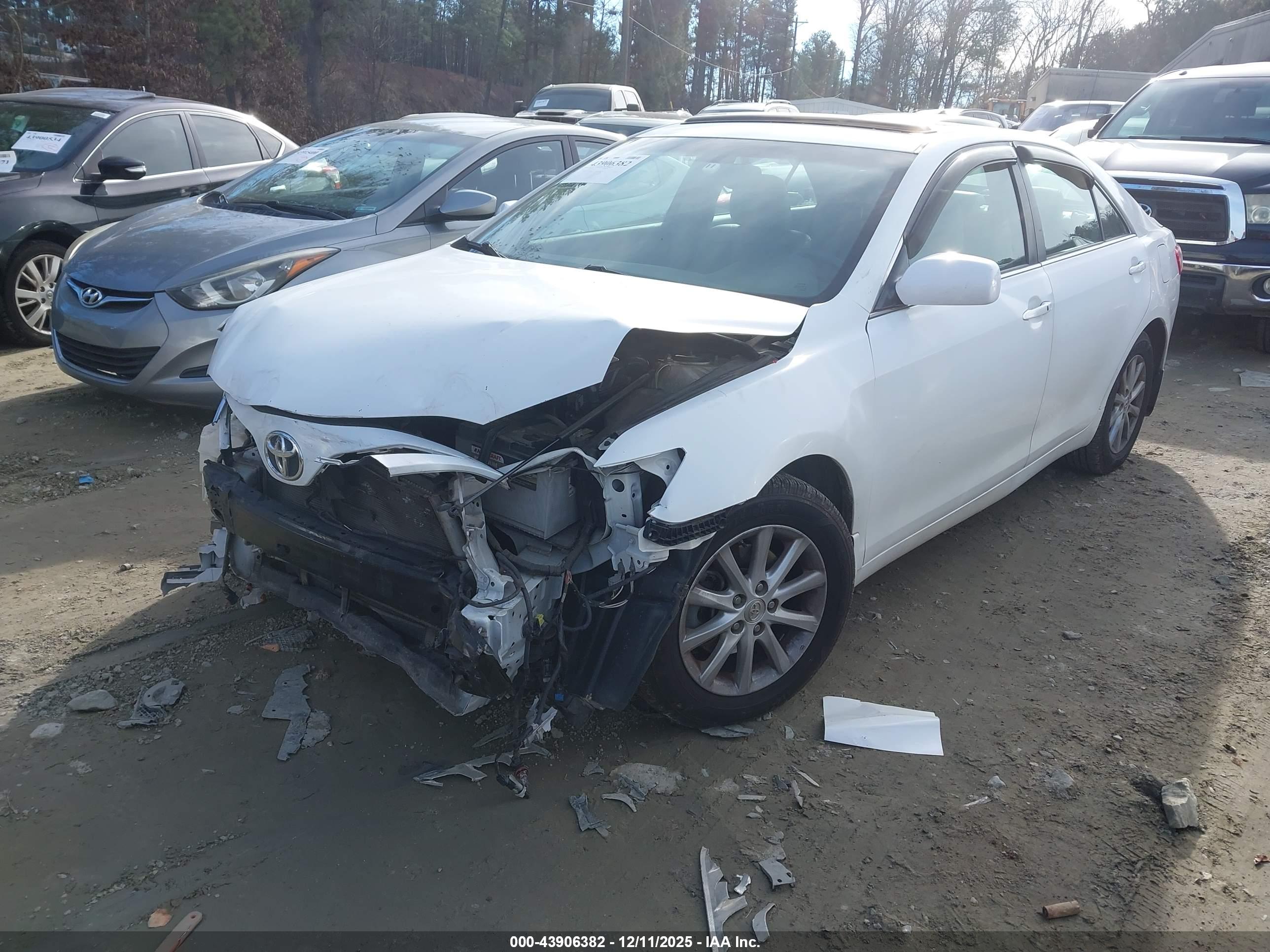TOYOTA CAMRY image 2
