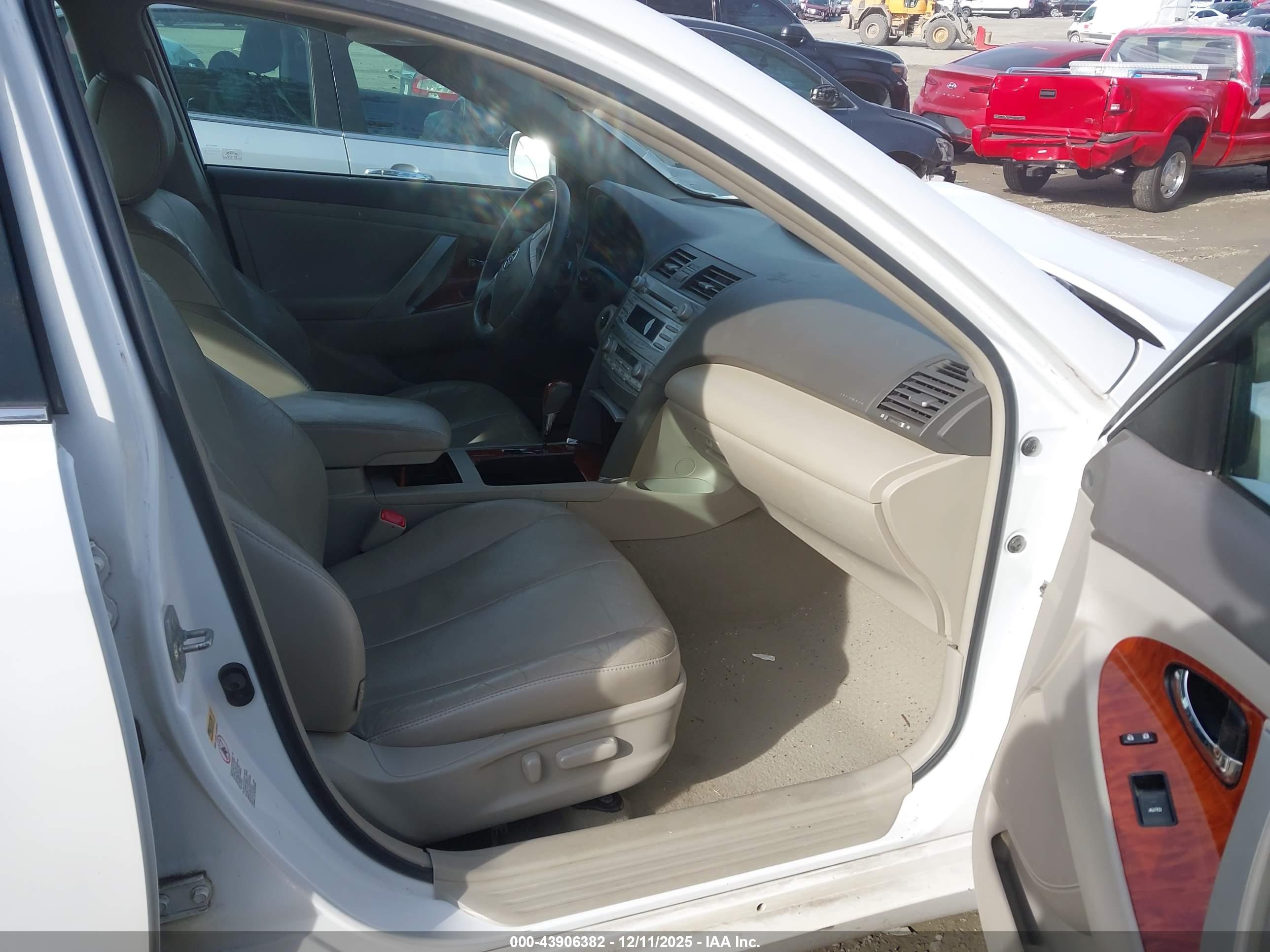 TOYOTA CAMRY image 5