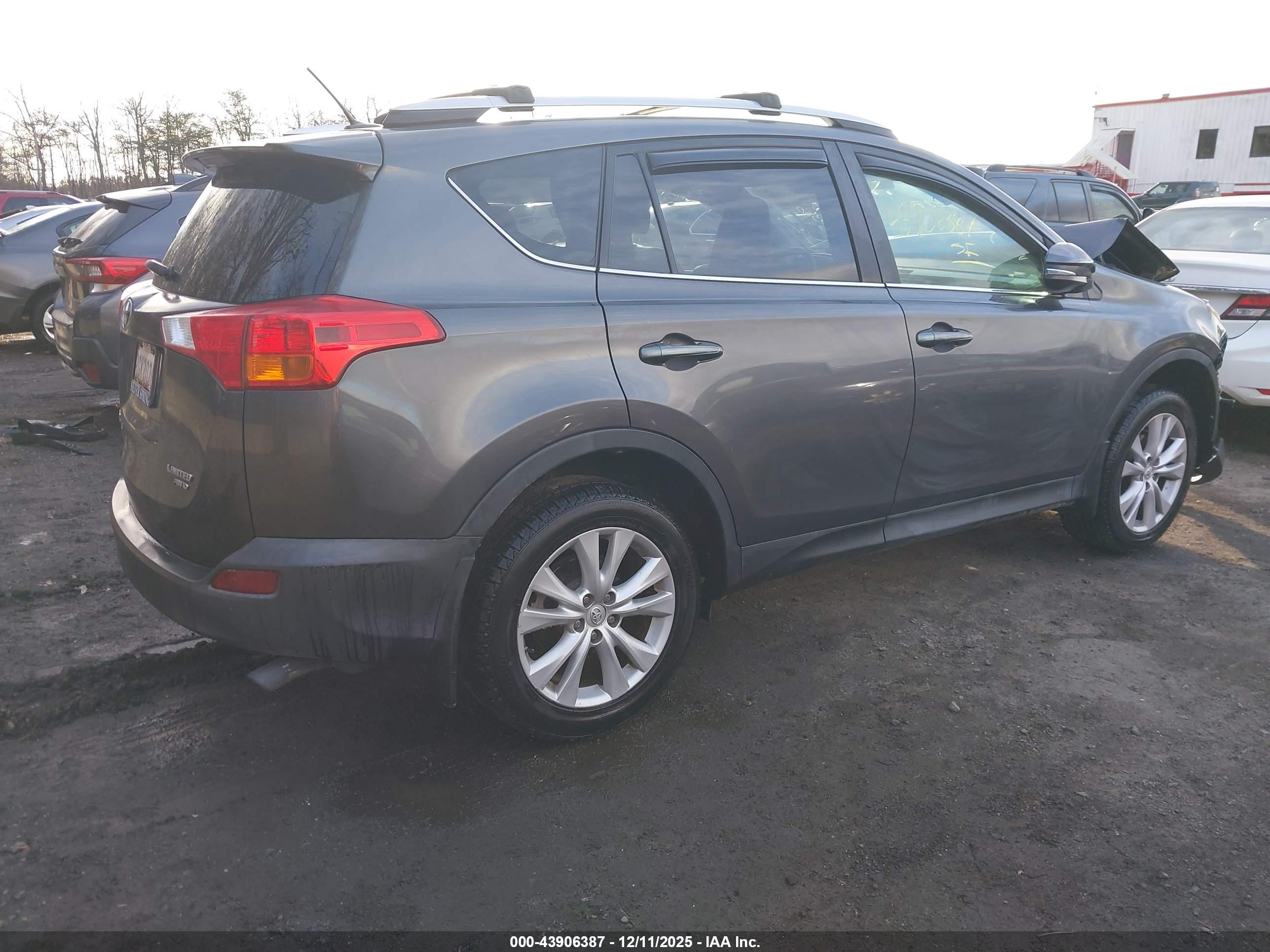 TOYOTA RAV4 image 4