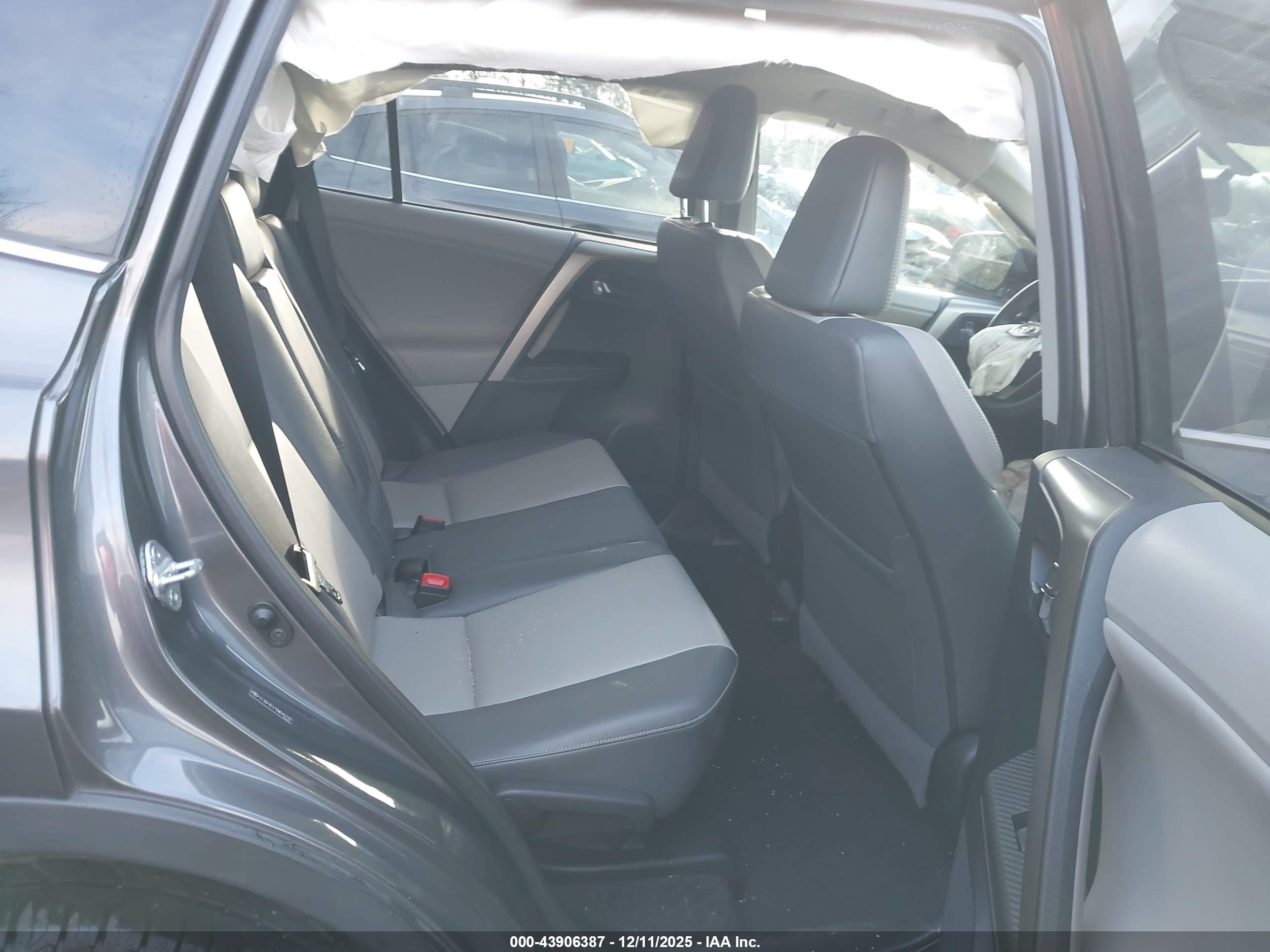 TOYOTA RAV4 image 8