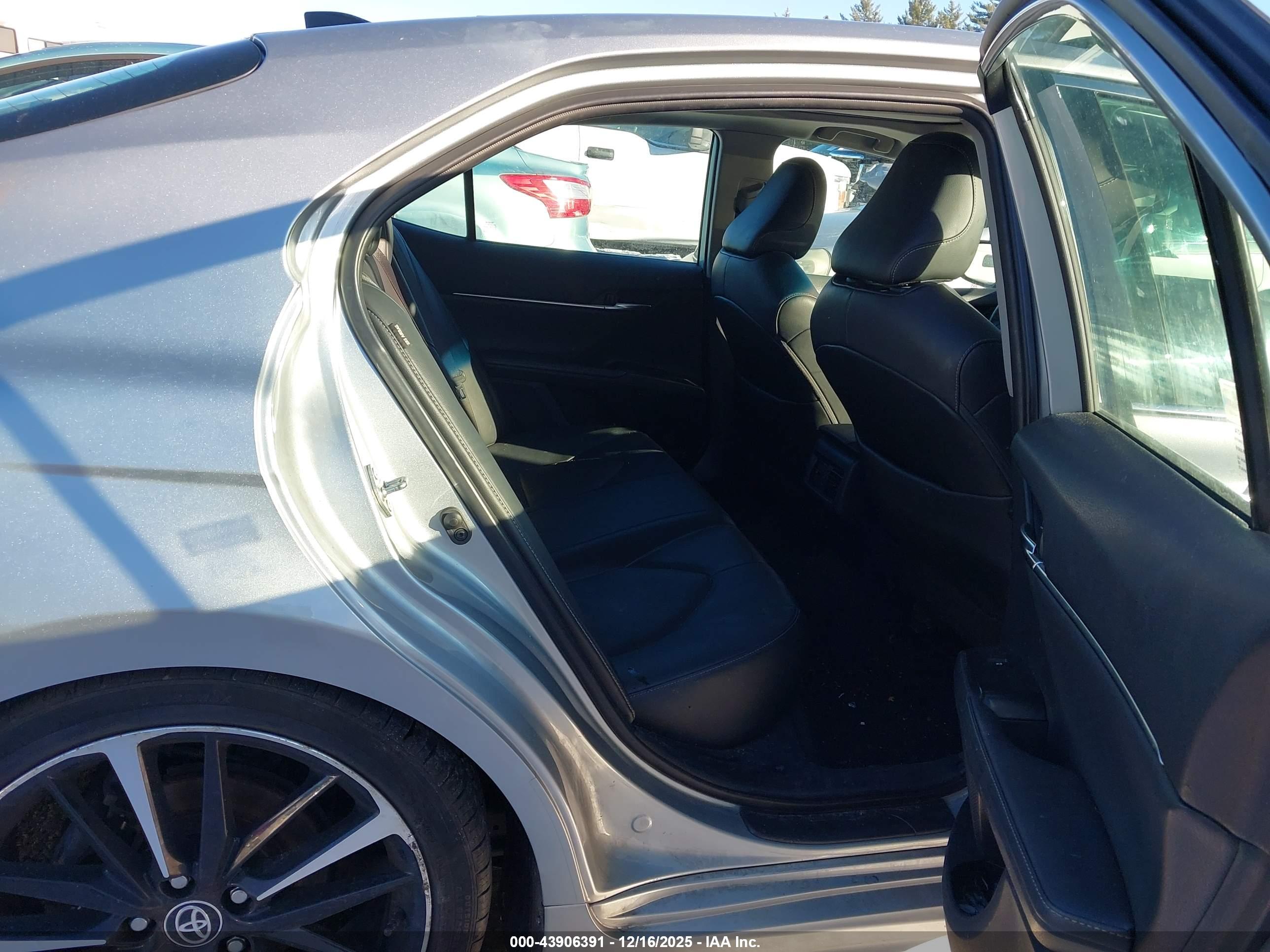 TOYOTA CAMRY image 8