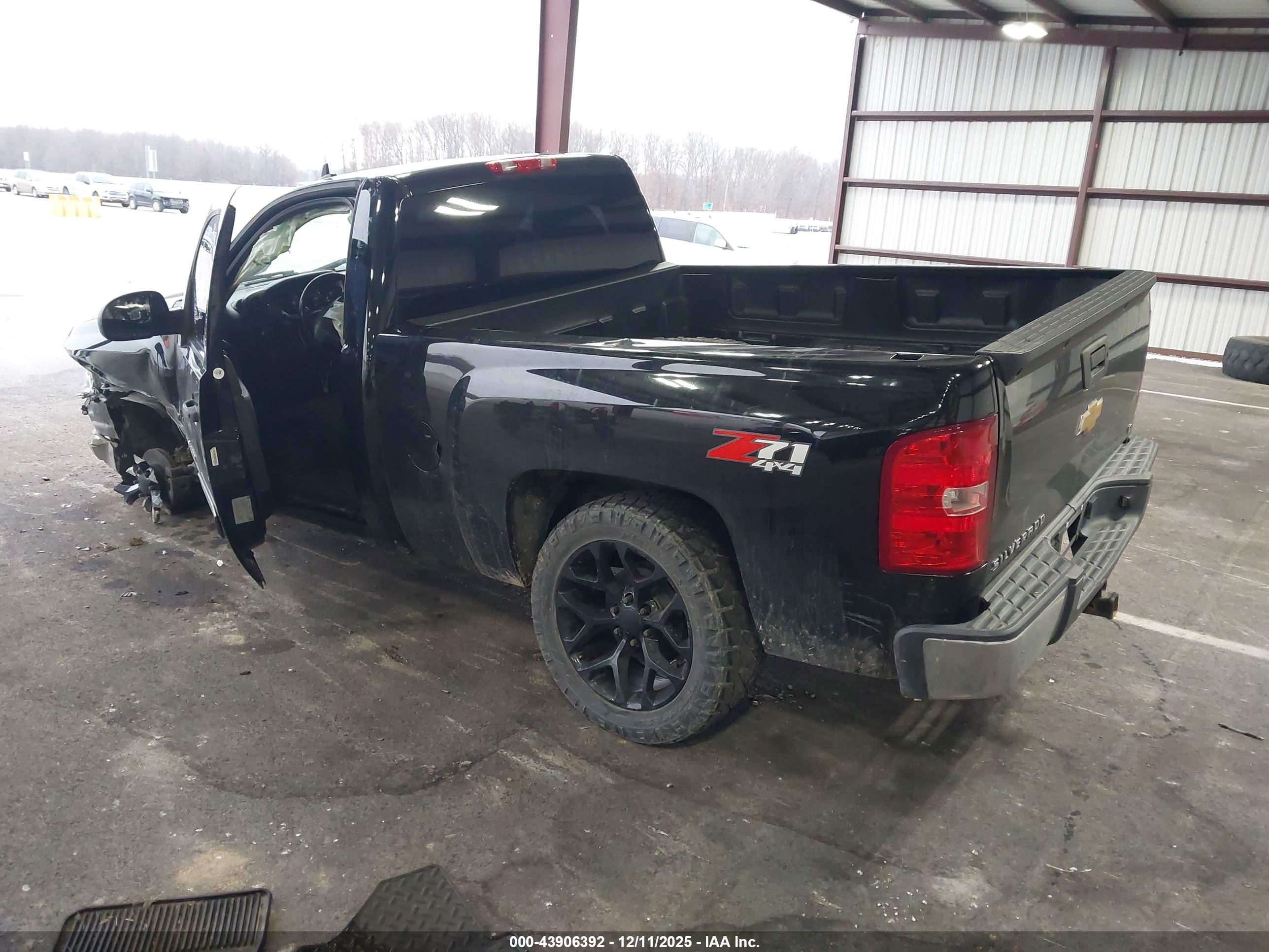 CHEVROLET SILVERADO image 3