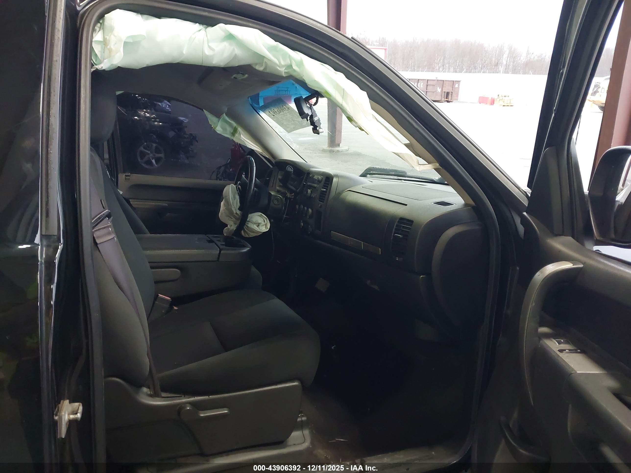 CHEVROLET SILVERADO image 5