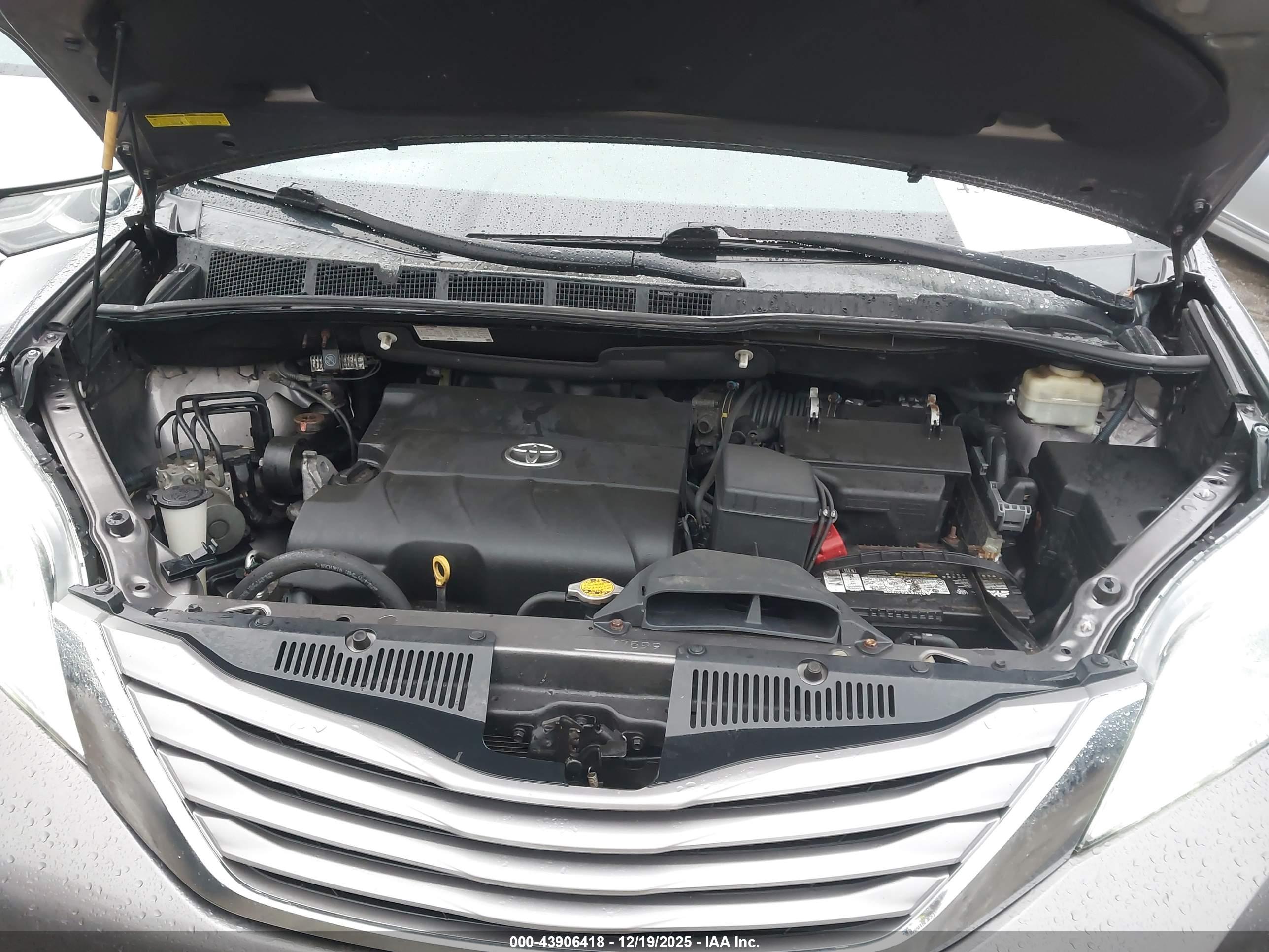 TOYOTA SIENNA image 10