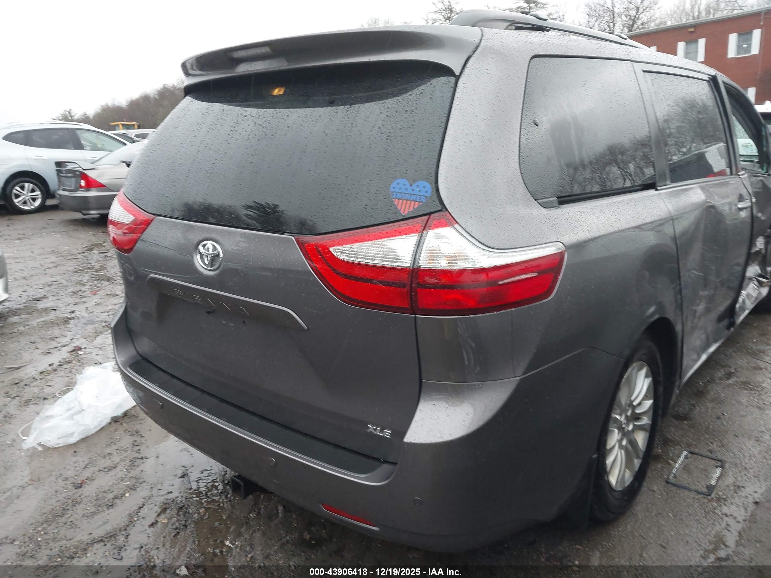TOYOTA SIENNA image 4
