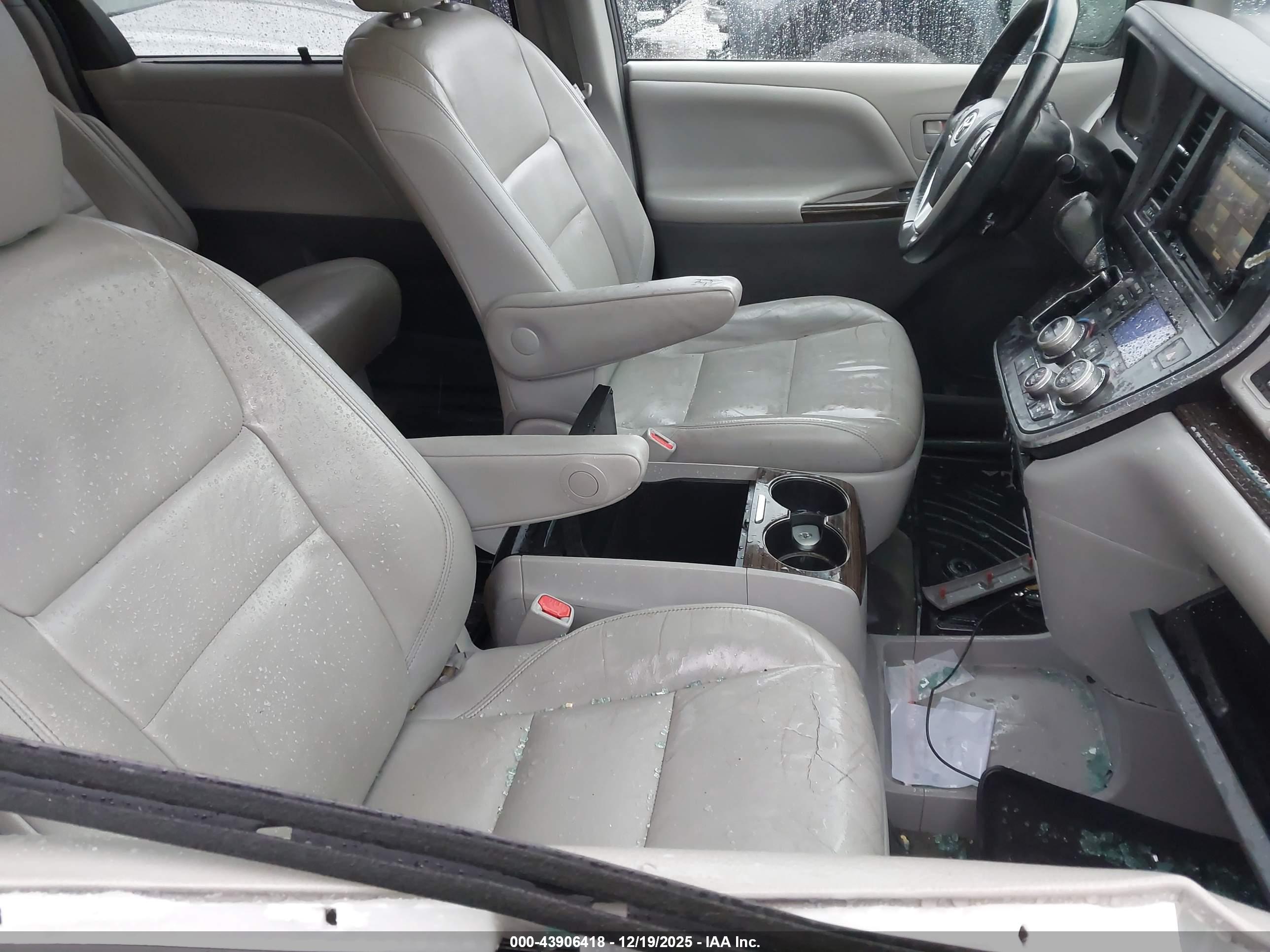 TOYOTA SIENNA image 5