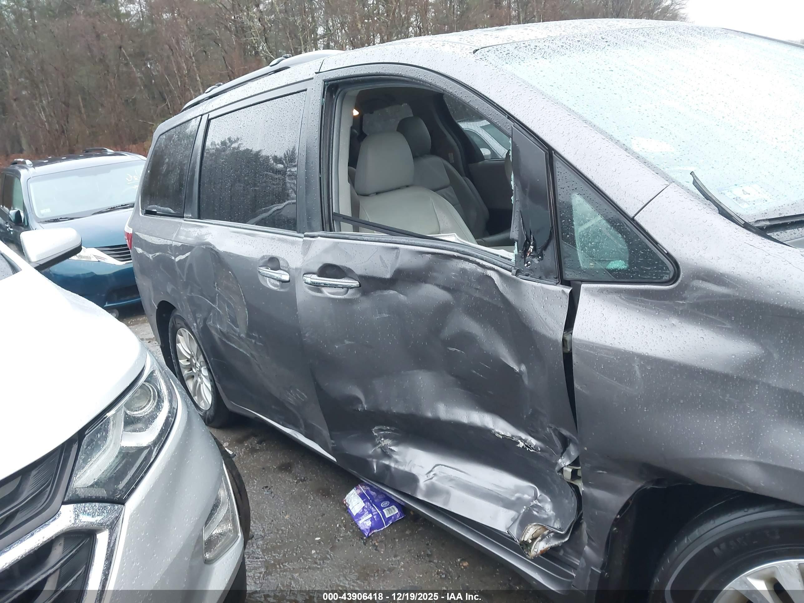 TOYOTA SIENNA image 6