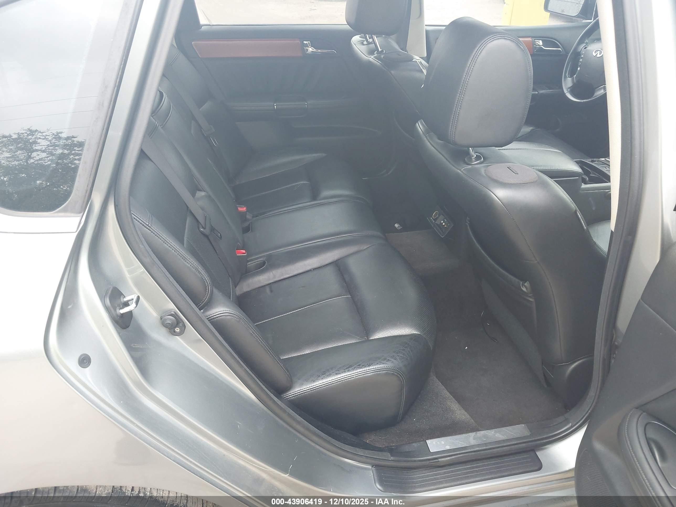 INFINITI M35 image 8