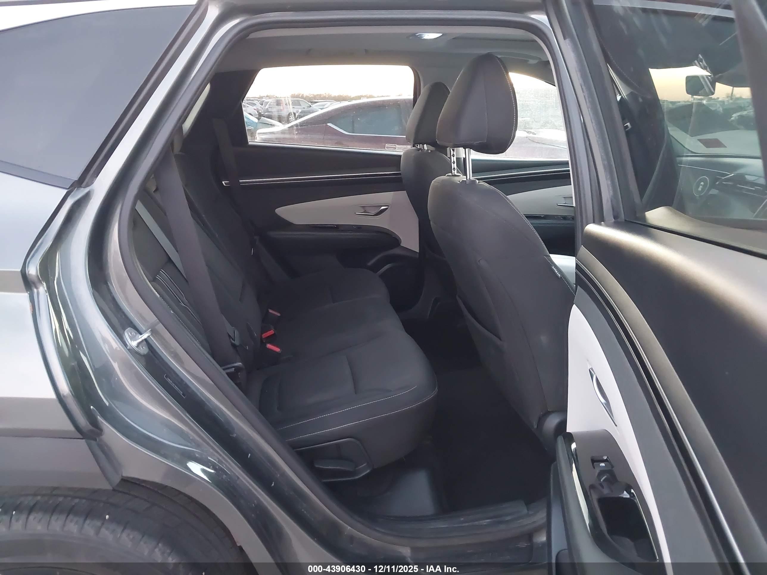 HYUNDAI TUCSON image 8