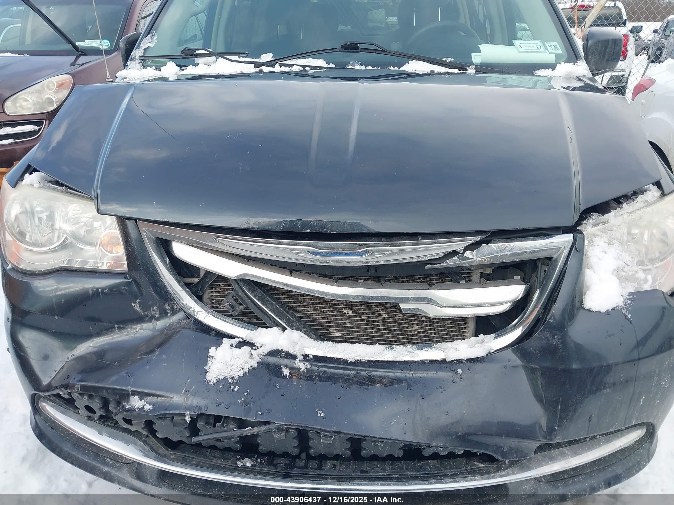 CHRYSLER TOWN image 6