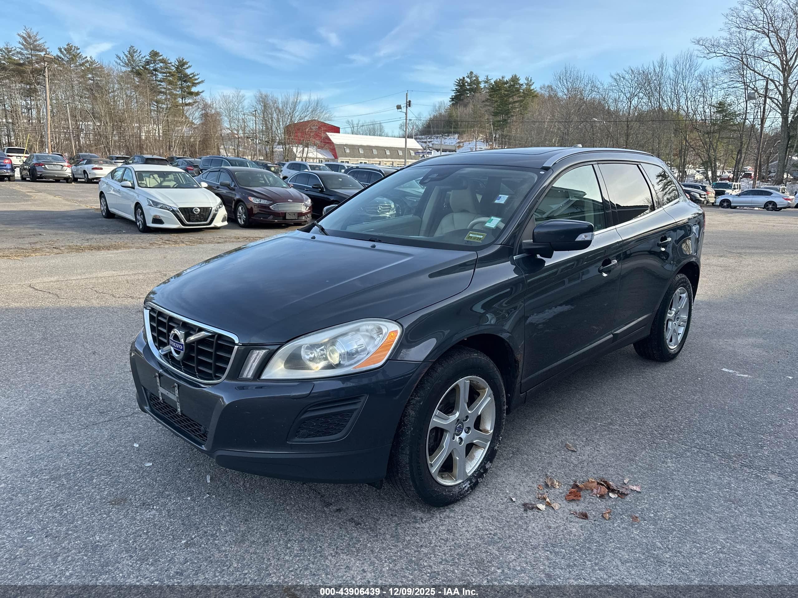 VOLVO XC60 image 2