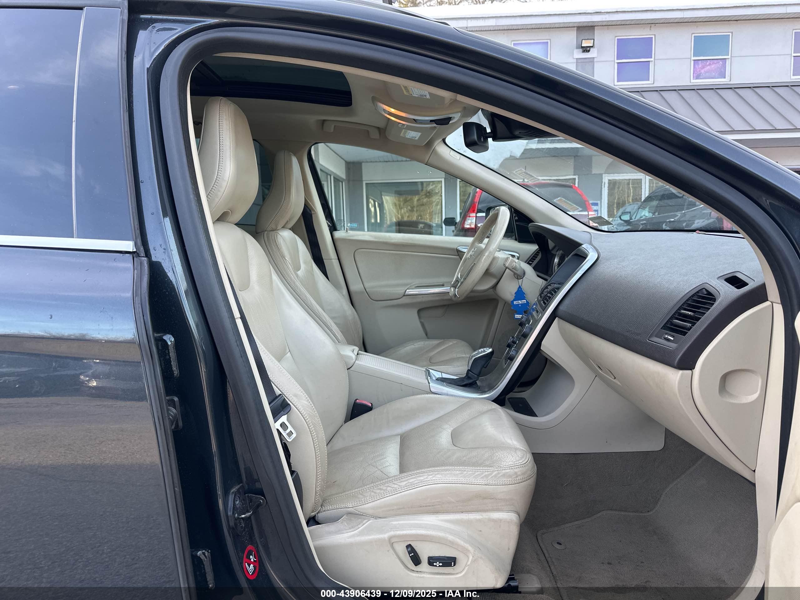 VOLVO XC60 image 5